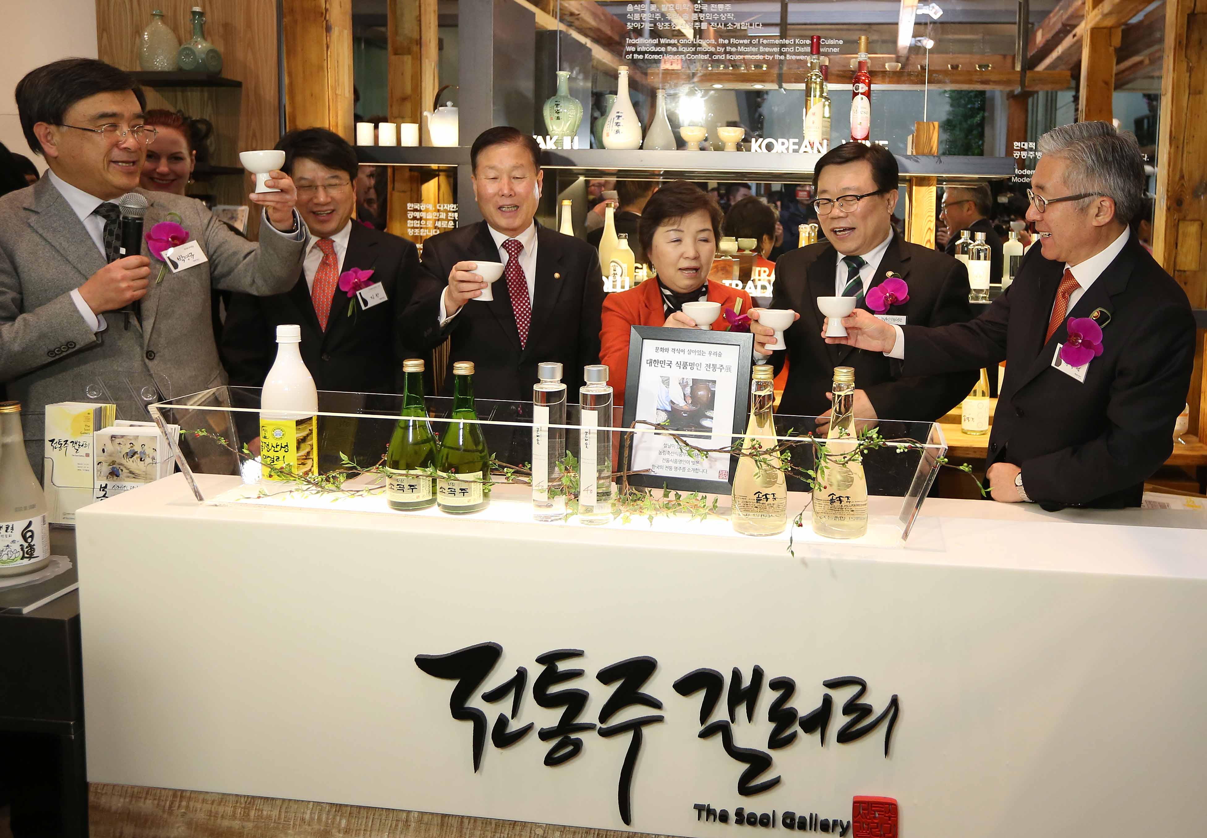 문체부에서 추천한 주기인 ‘광주요 소리잔’에 따라 건배를 하고 있다.