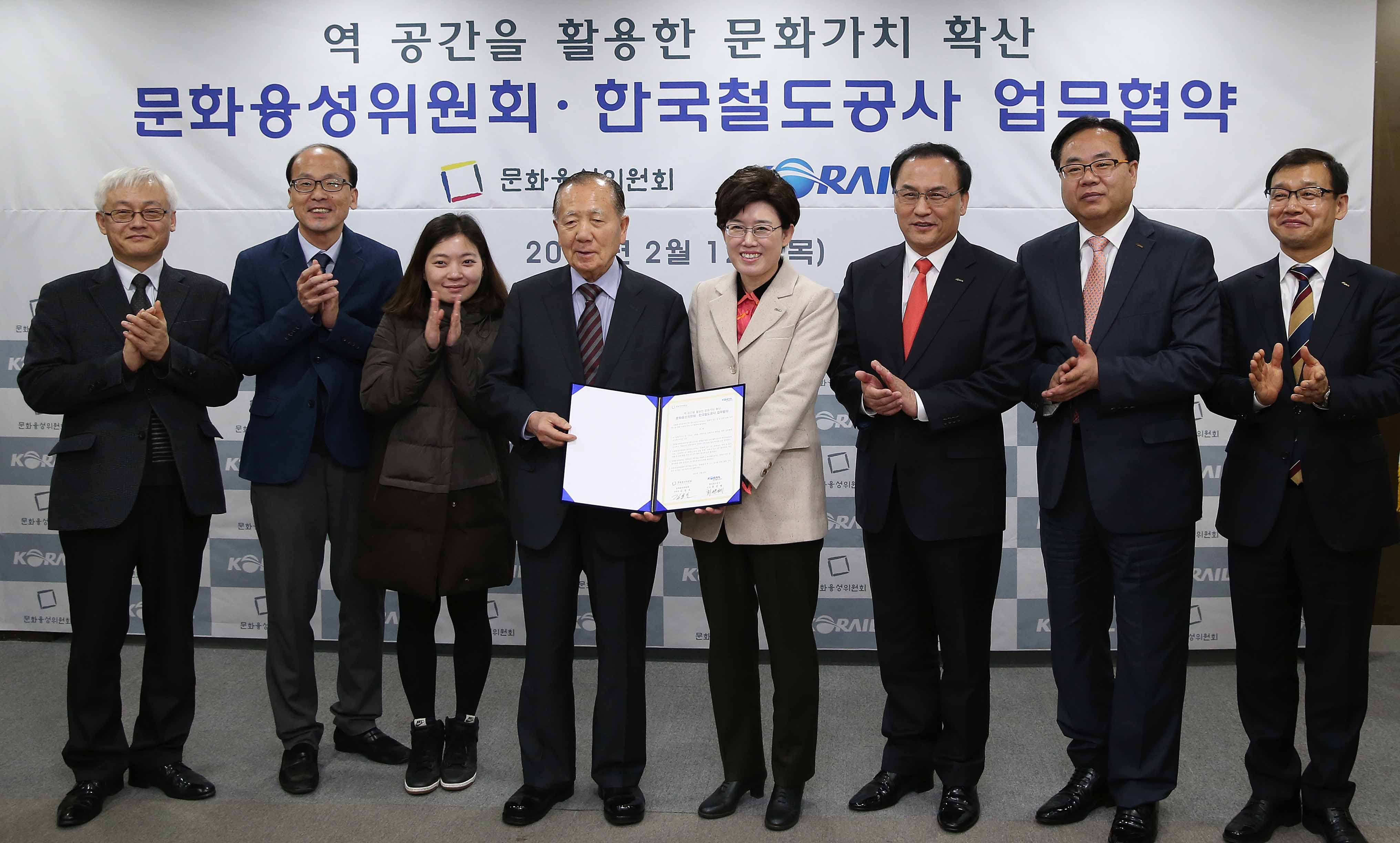 업무협약서에 서명을 마친 뒤에 관계자들과 기념촬영