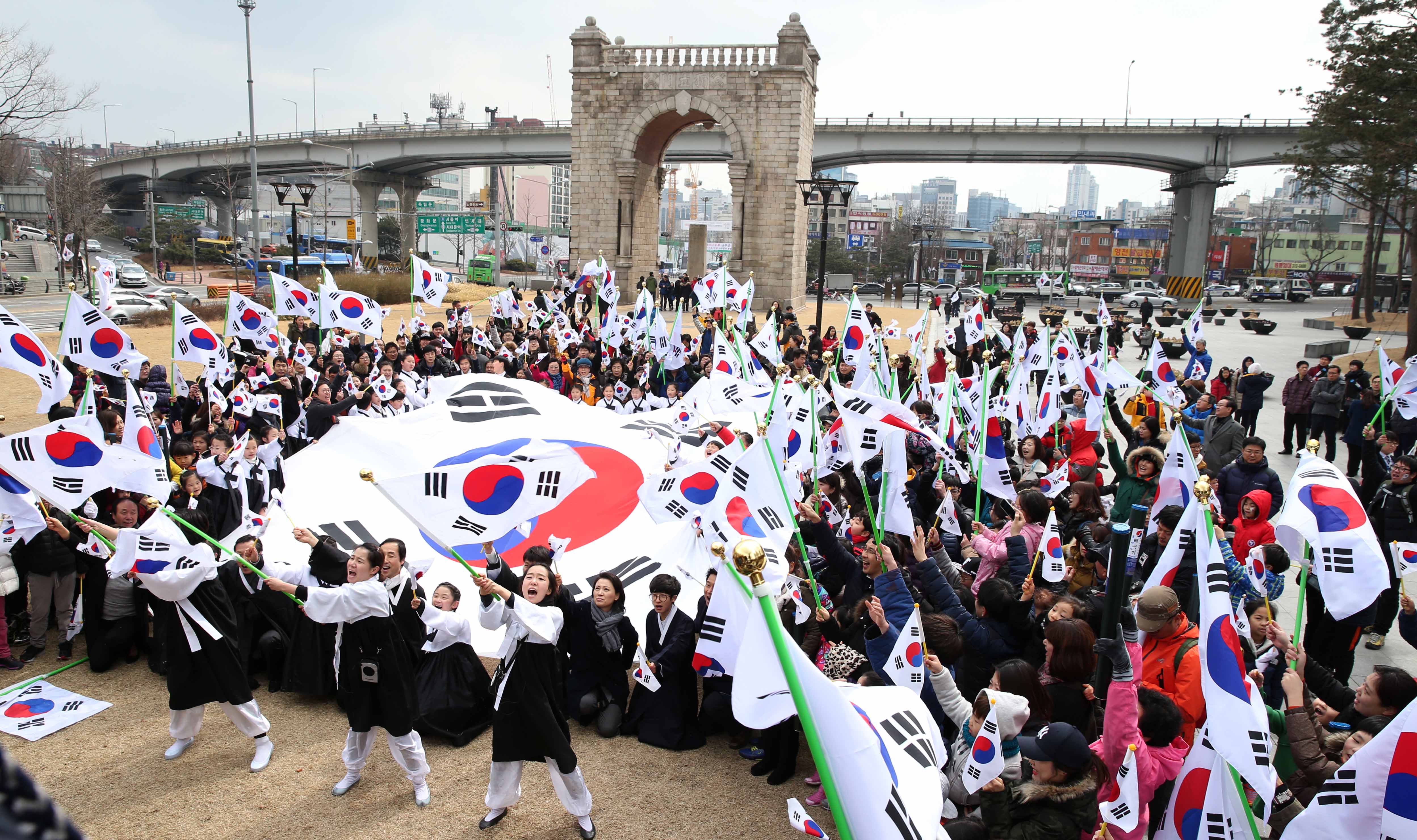 3.1 독립만세운동을 재현하며, 힘차가 대한독립만세를 외치는 모습
