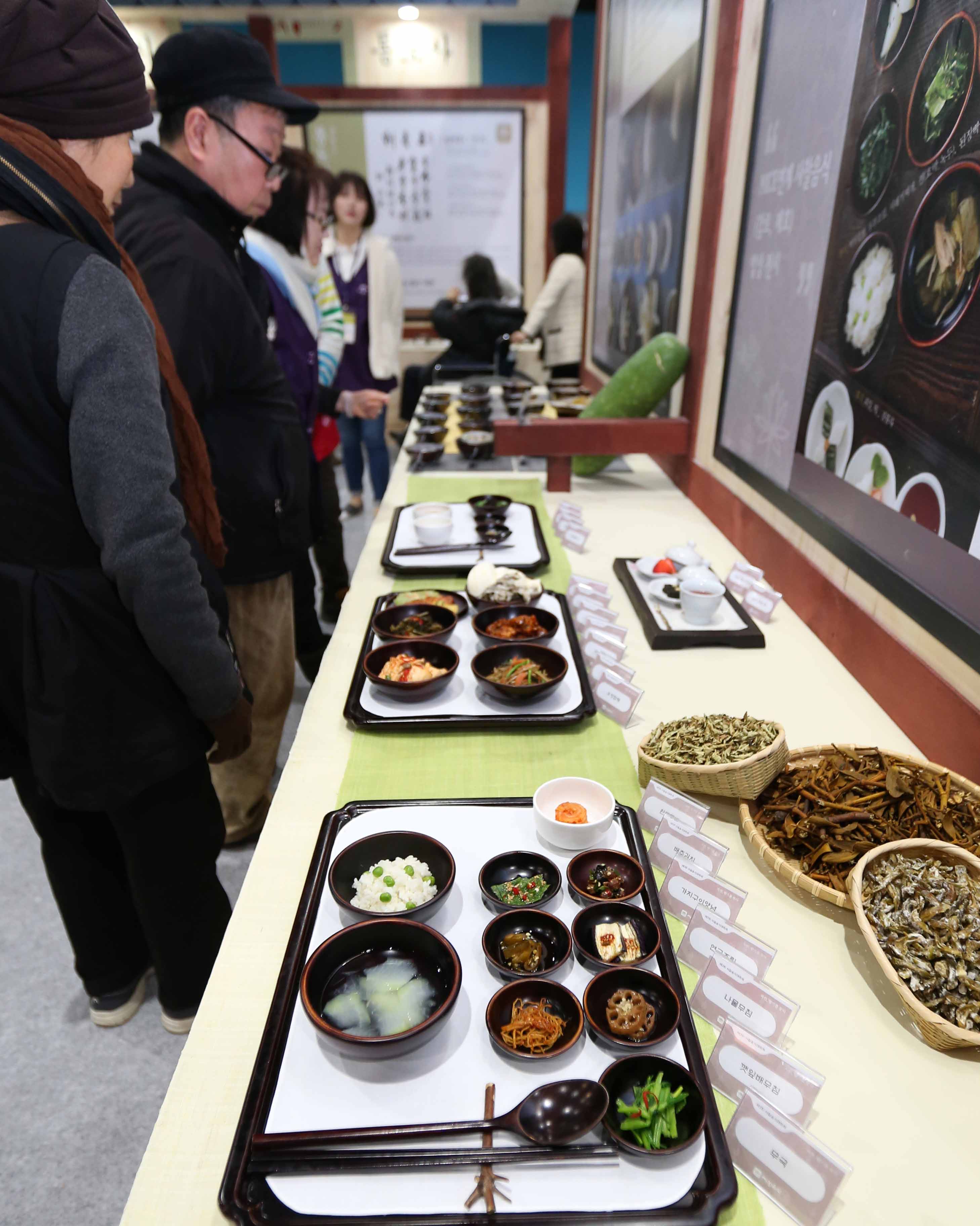 사찰음식을 관람하는 관람객들