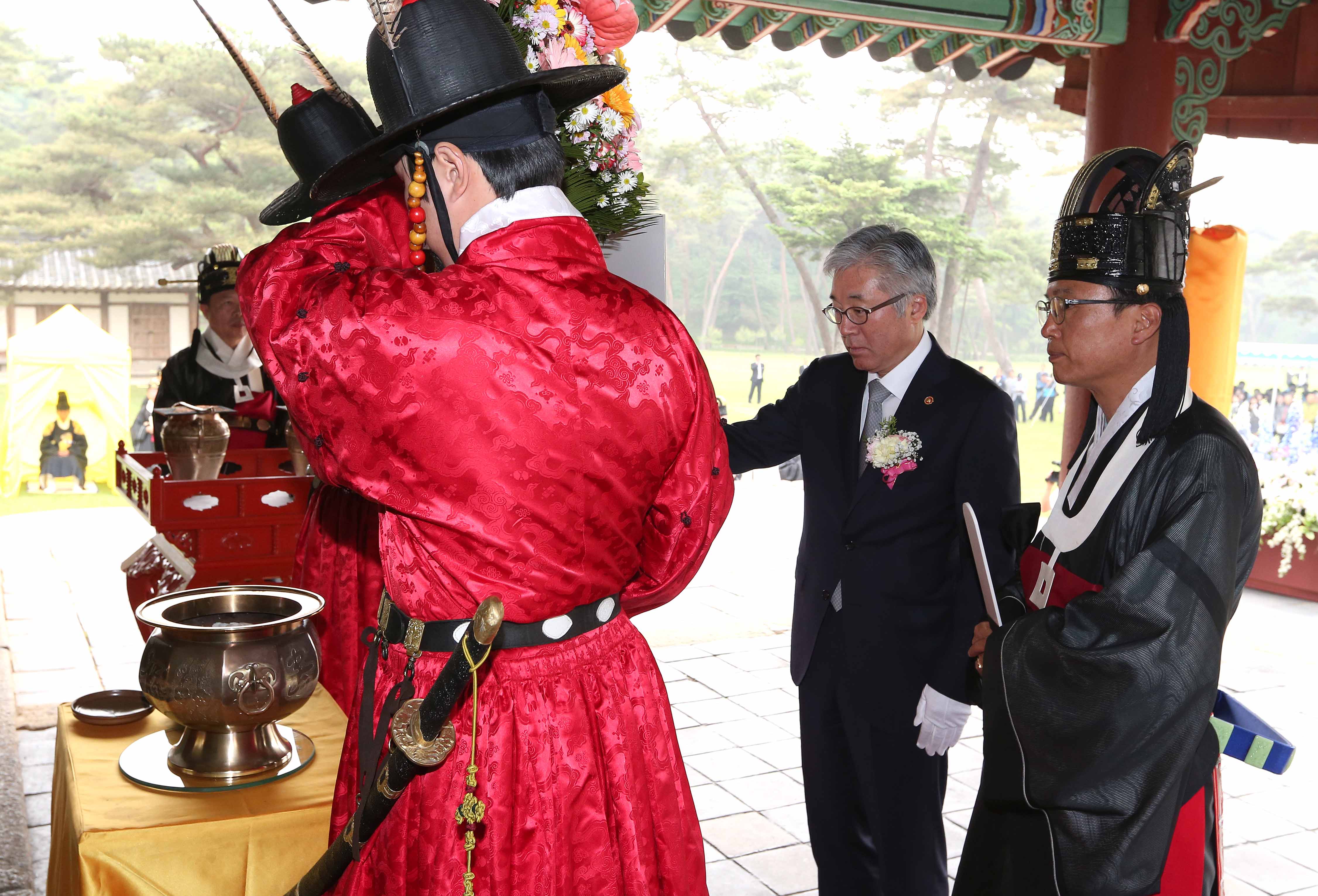 김종덕 문화체육관광부 장관이 박근혜 대통령을 대신해 헌화