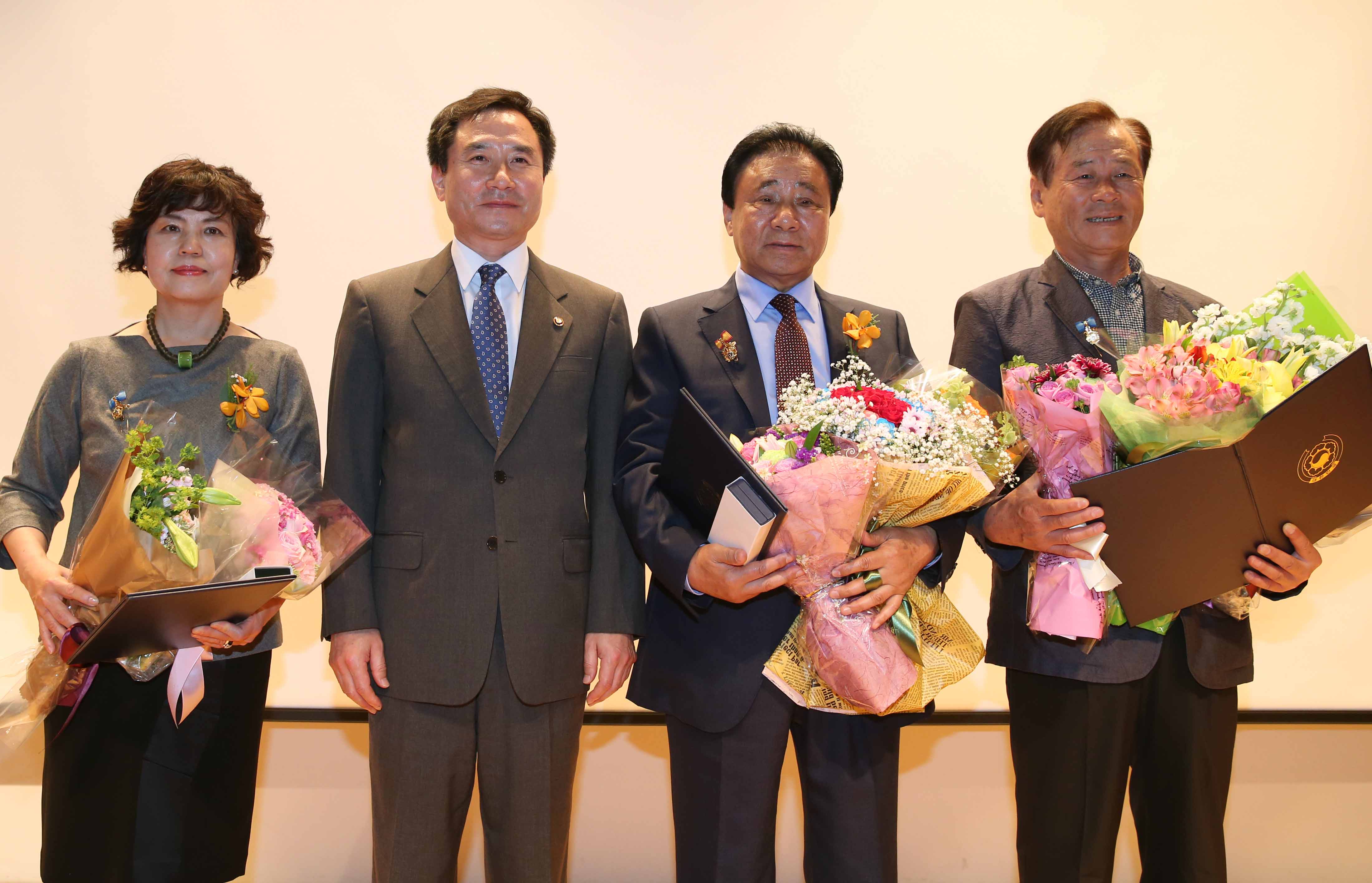 정부포상을 마치고 기념촬영