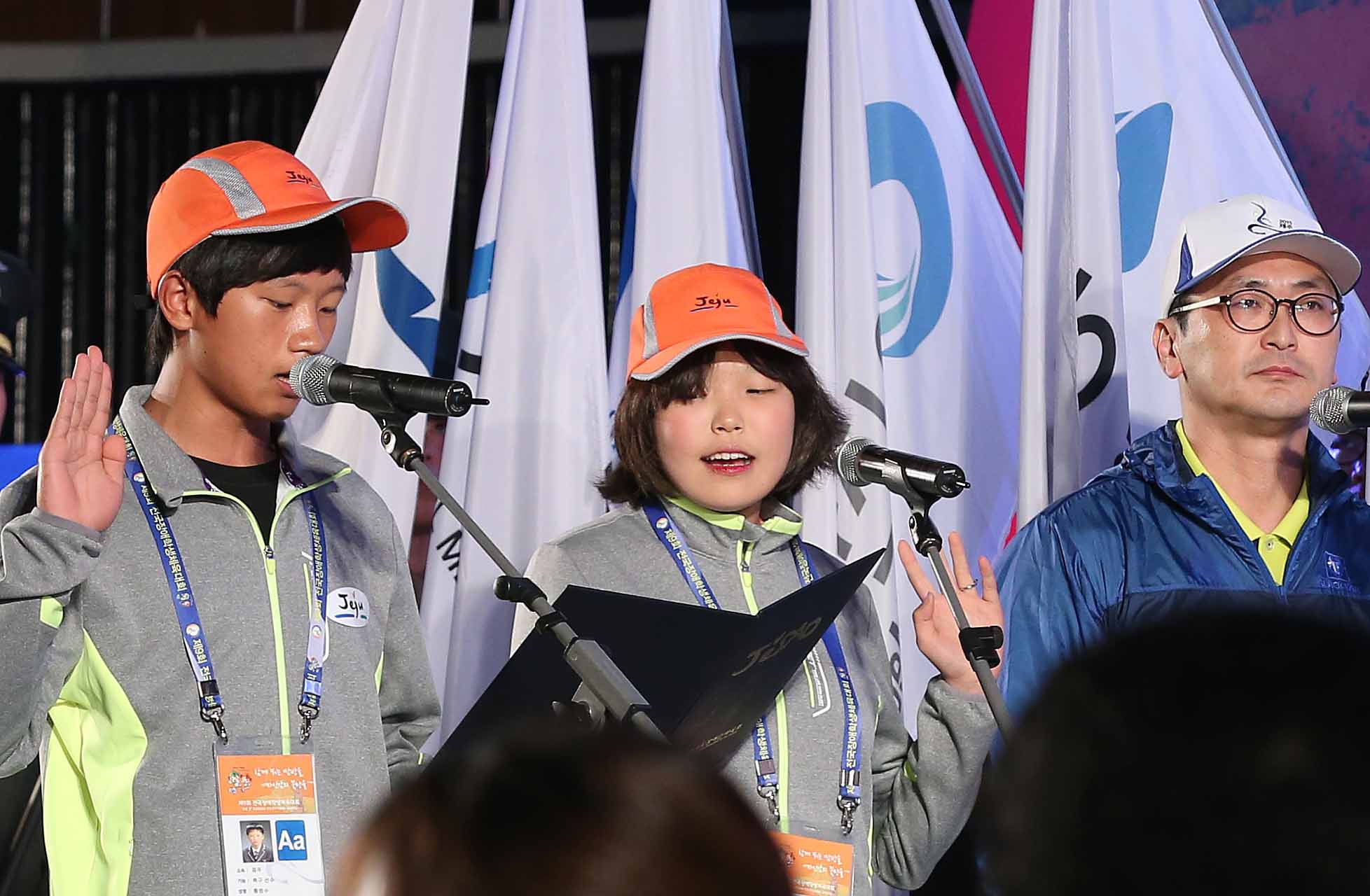 선서를 하고 있는 심판대표