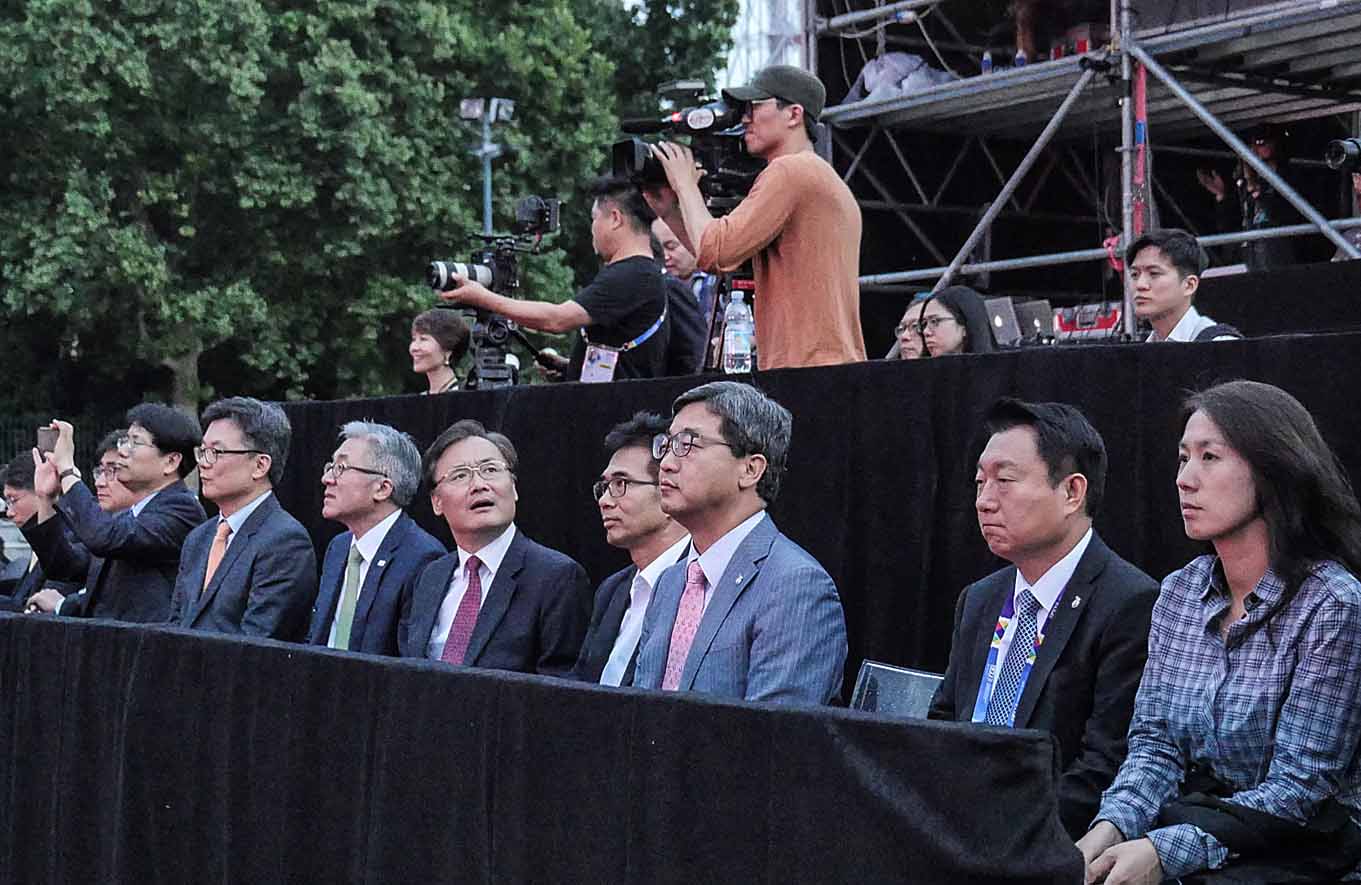 관계자들과 전야제 행사에 참석하는 김종덕 장관