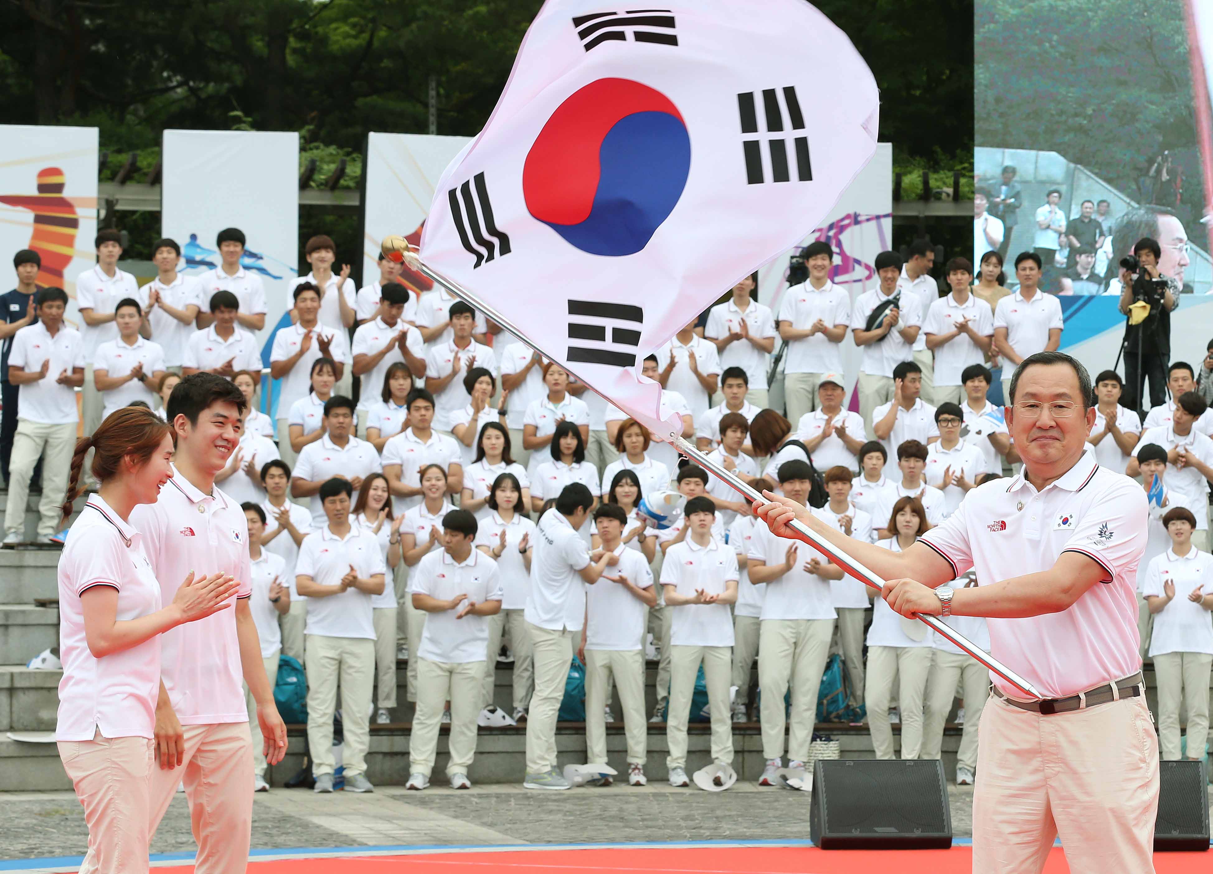 단기를 힘차게 흔드는 유병진 선수단장의 모습