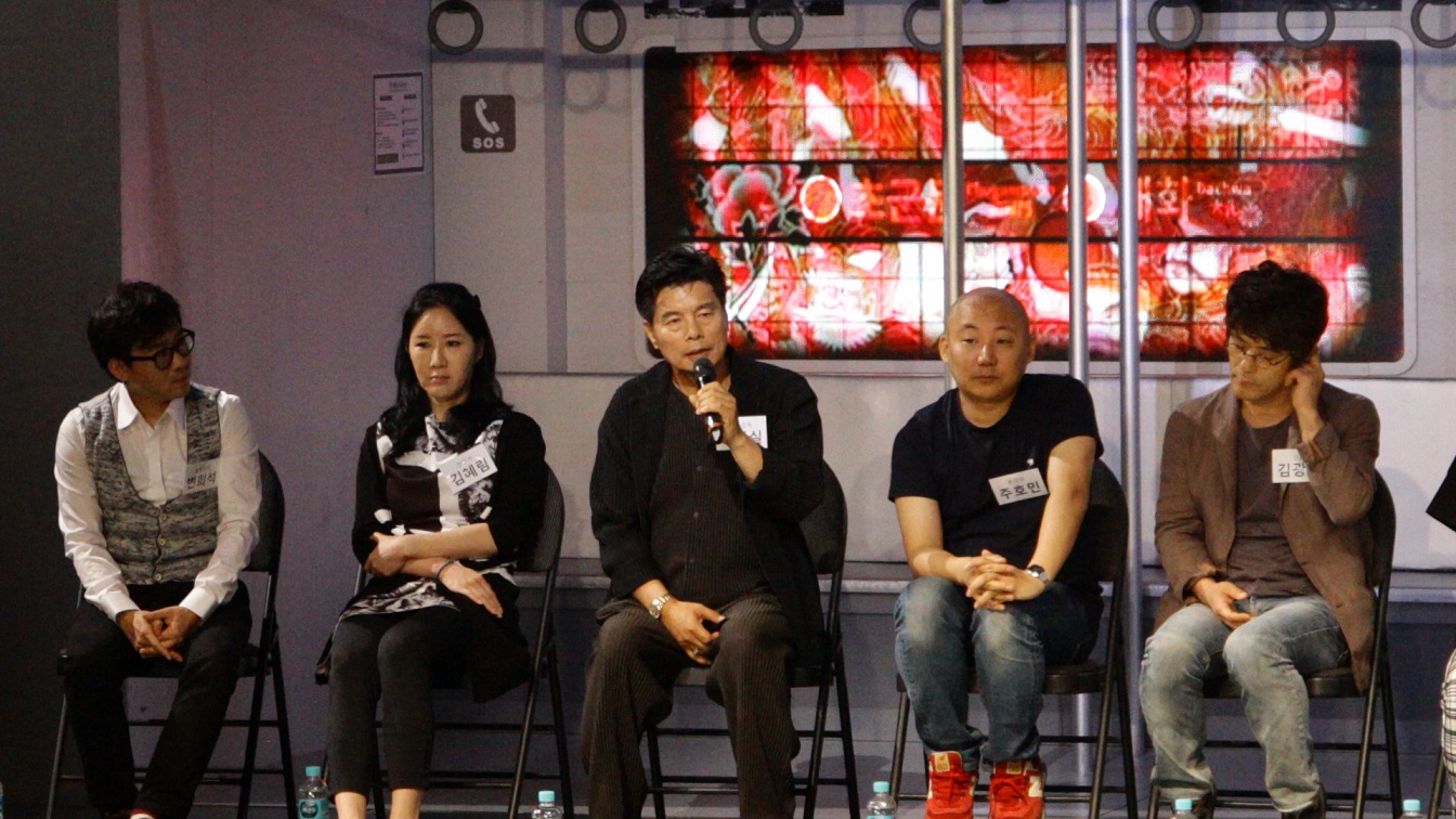 최종실 예술감독, 오른쪽에는 주호민 작가