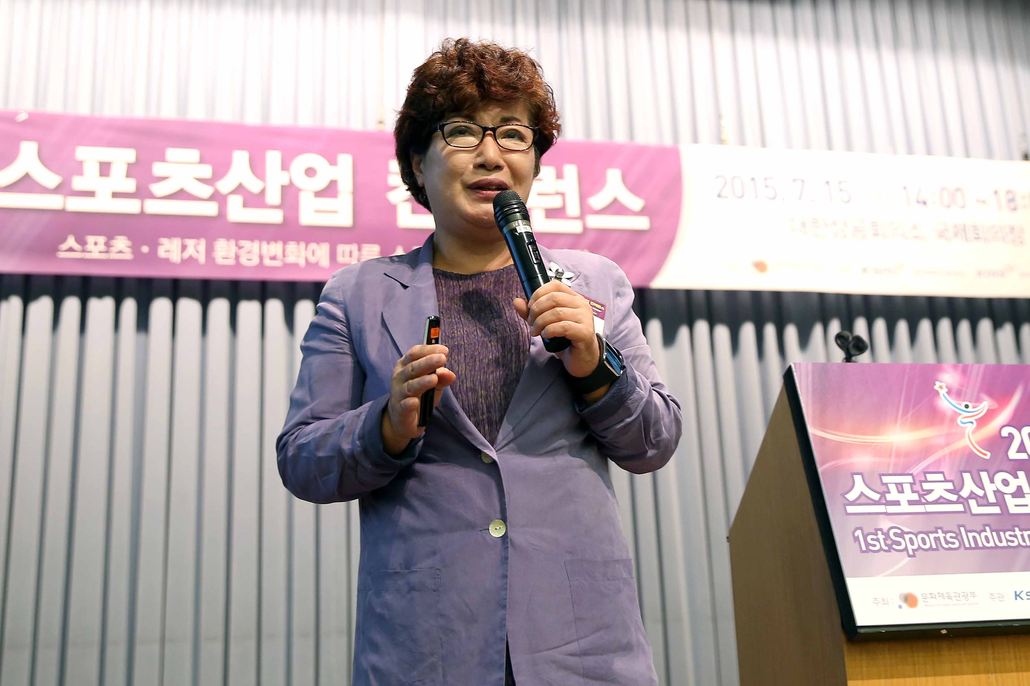박영숙 유엔미래포럼 대표가 ‘미래의 스포츠 기업은 무엇이 바뀌는가’라는 제목으로 기조발표를 하고 있는 모습