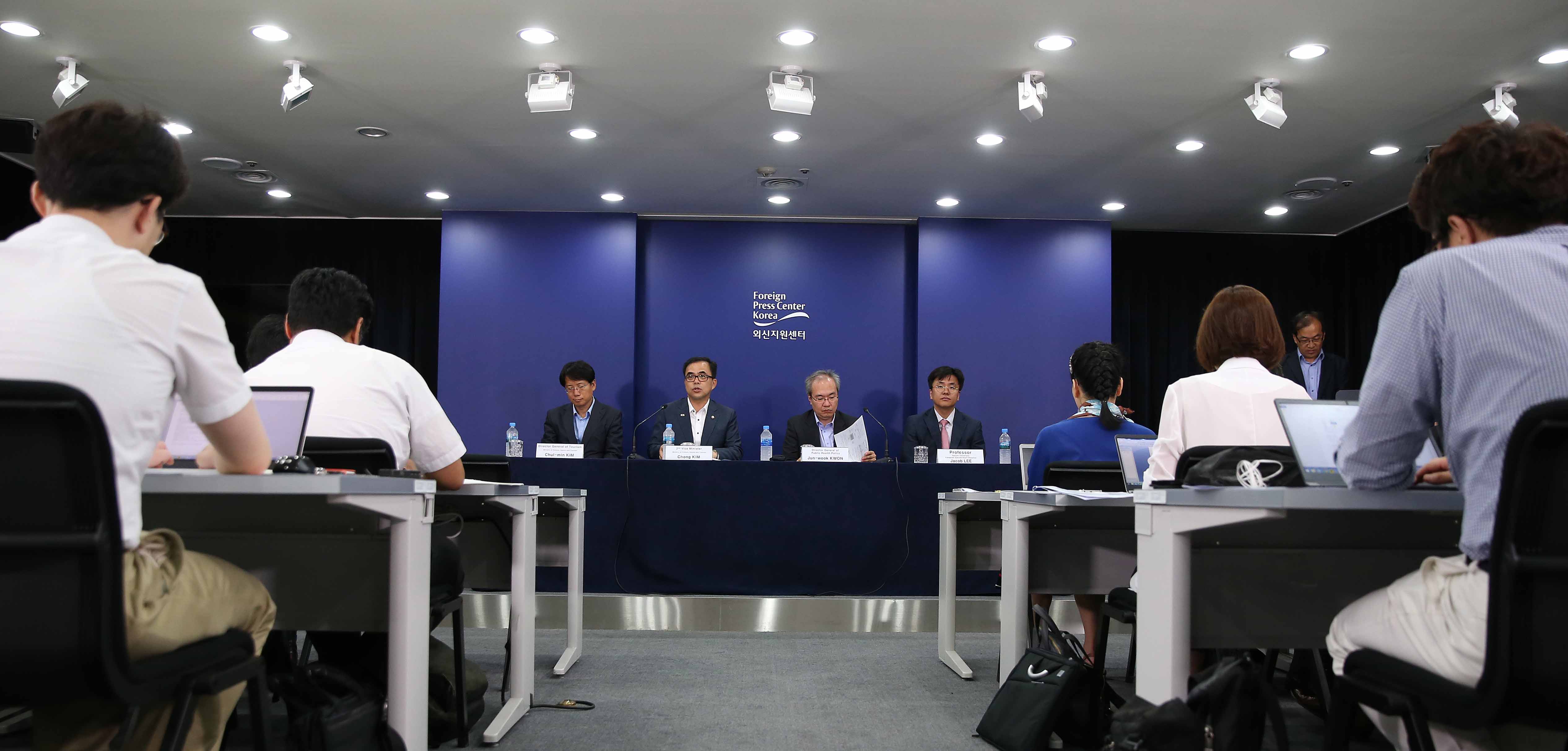 방한 관광시장 조기회복 추진방안에 대해 외신기자 대상 브리핑을 하고 있는 모습