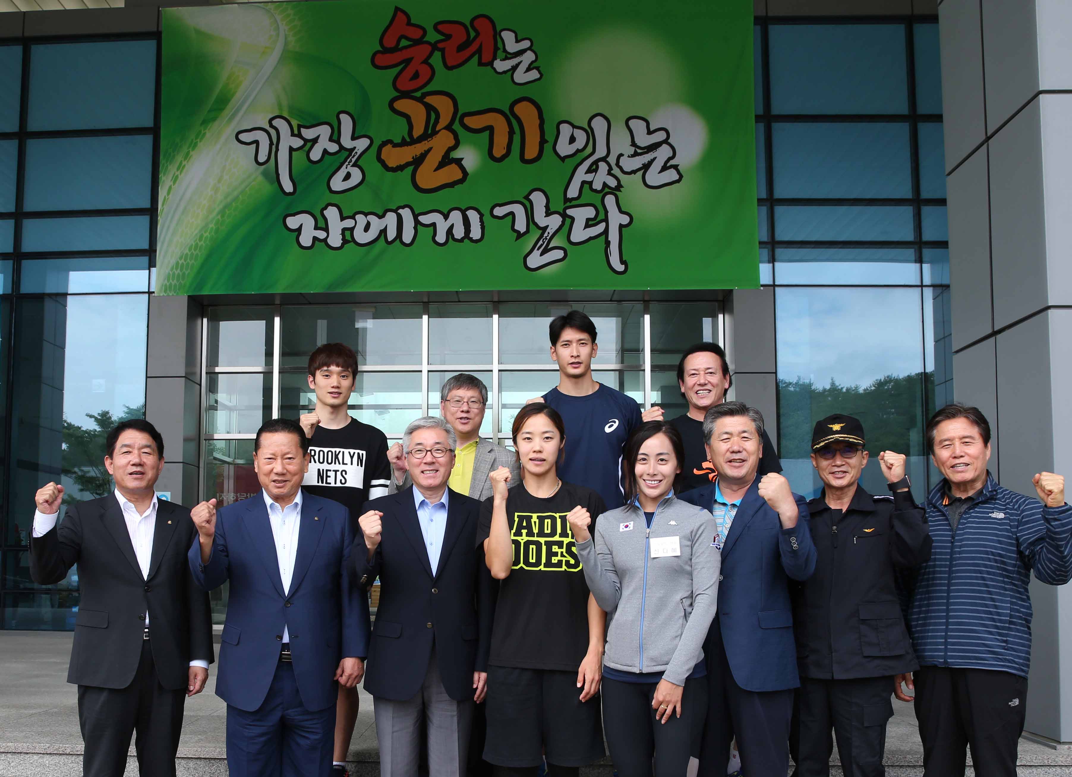 선수와 관계자들과 기념촬영하는 김종덕 문화체육관광부장관