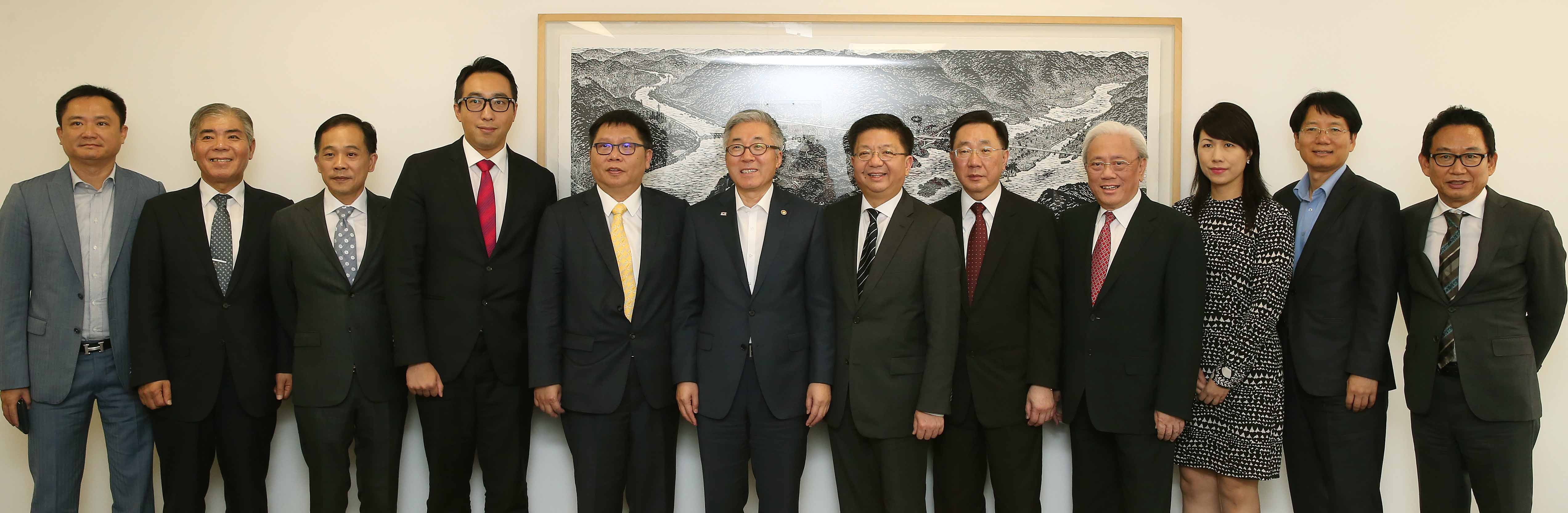 논의를 마치고 양국대표자들과 기념촬영