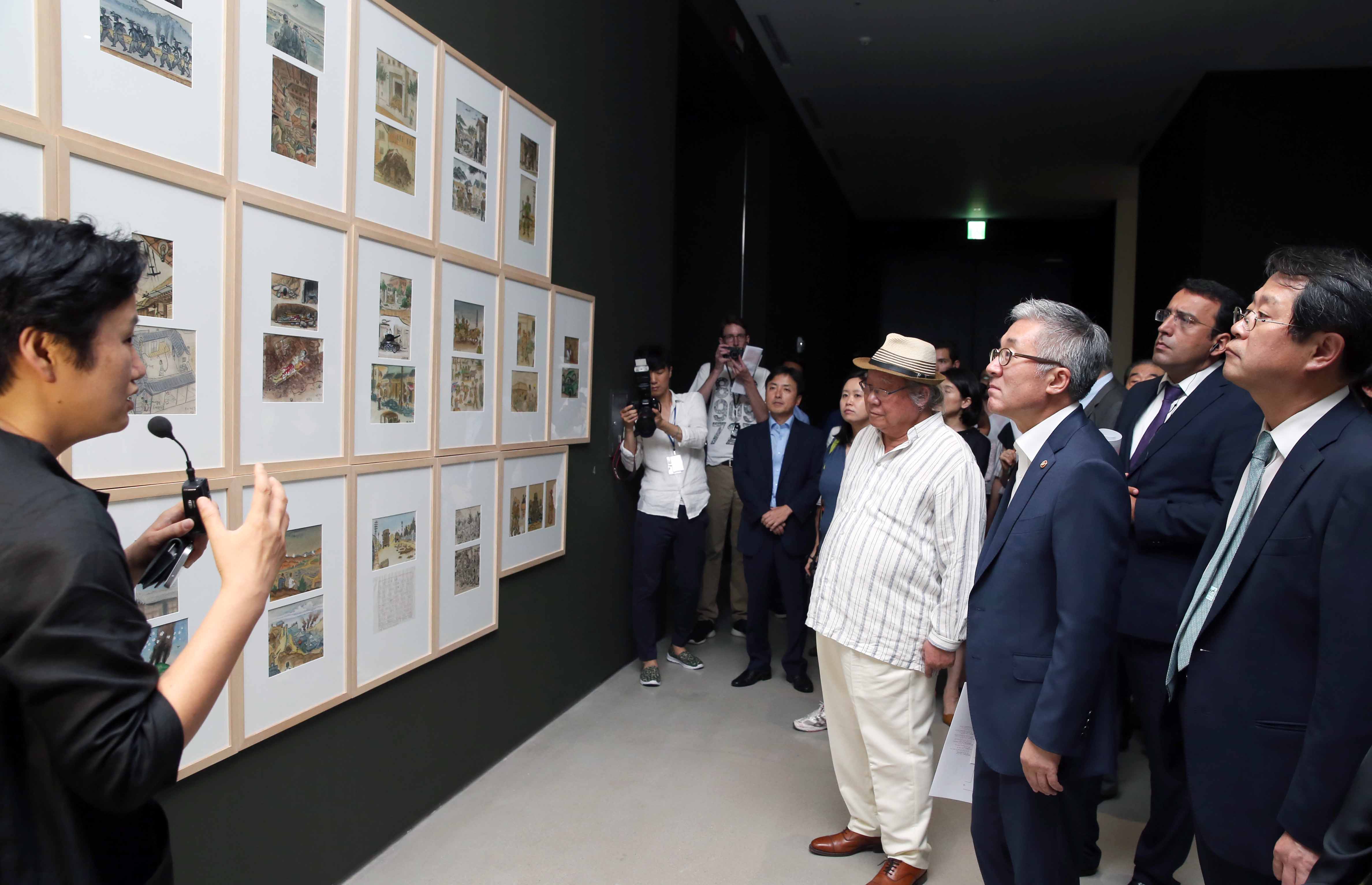 국립현대미술관에서 김종덕 문화체육관광부 장관, 김교준 중앙일보 편집인 등 참석자들이 전시장을 둘러보고 있다.