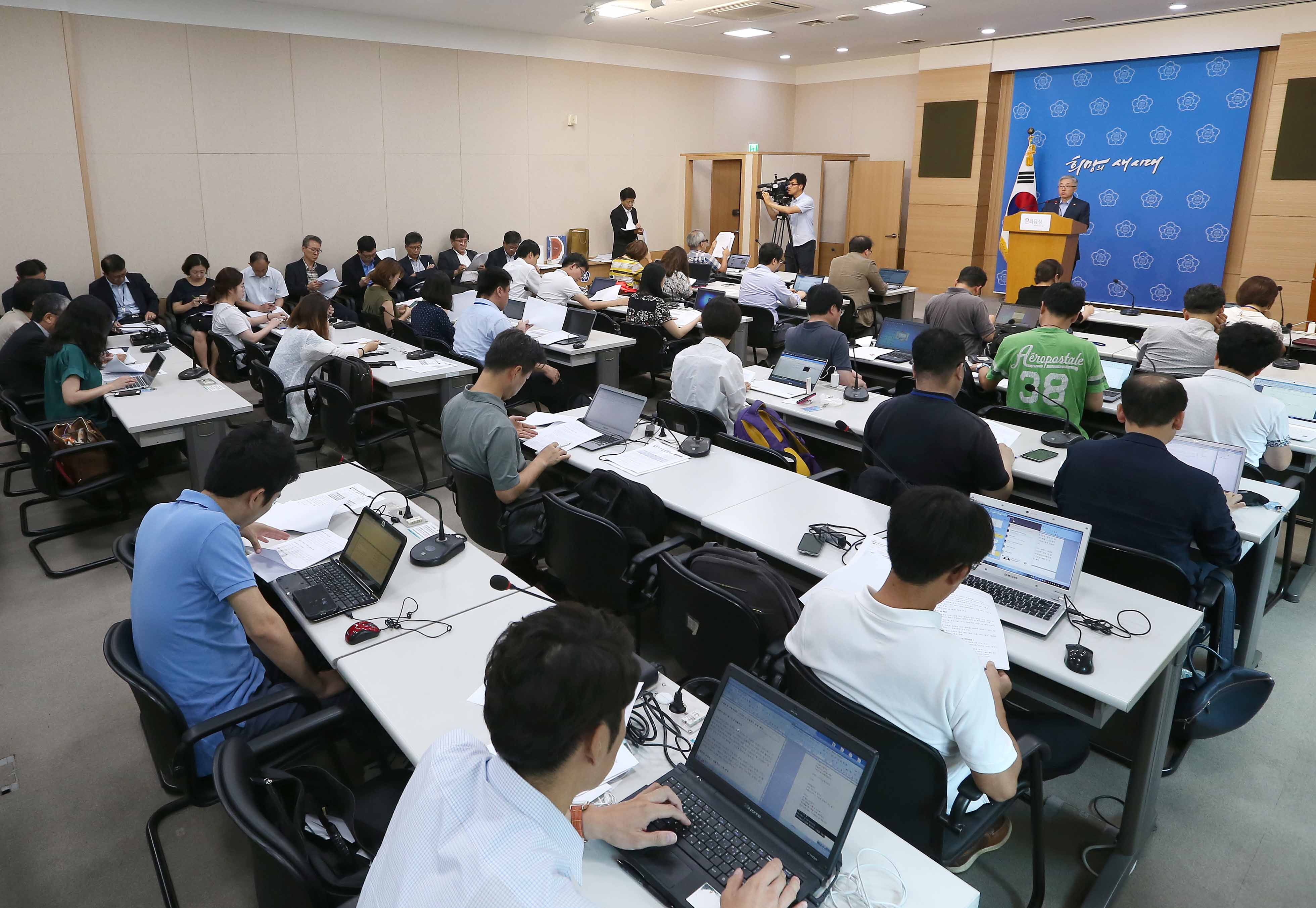 김종덕 문화체육관광부장관의 발표를 메모하는 기자들의 모습
