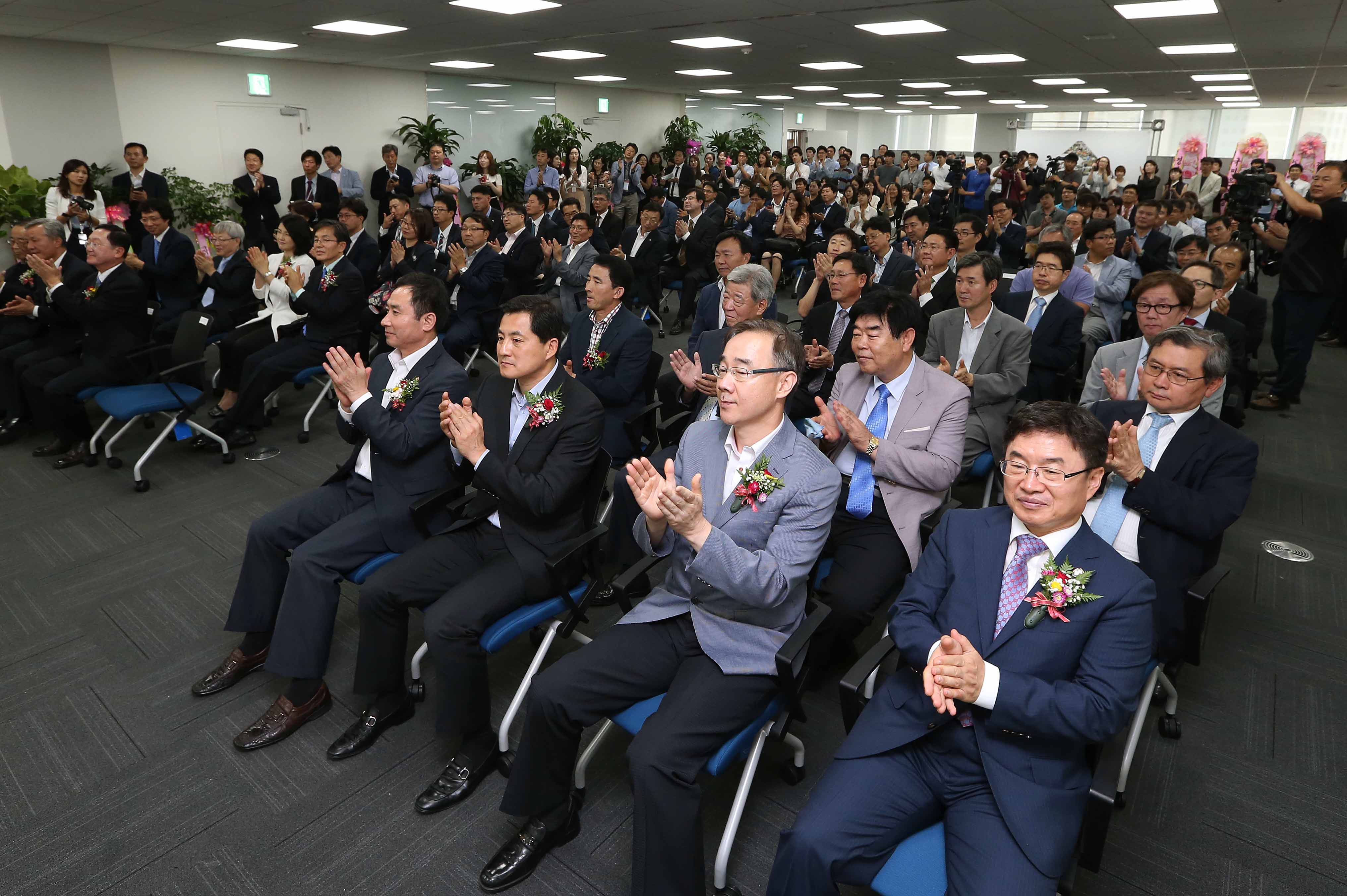 박민권 문화체육관광부 제1차관, 오승종 한국저작권위원회 위원장, 최구식 경남도부지사, 박대출 국회의원, 저작권관련 단체장, 유관기관 관계자, 주요 내빈, 직원 등 100여 명이 자리를 함께하고 있다
