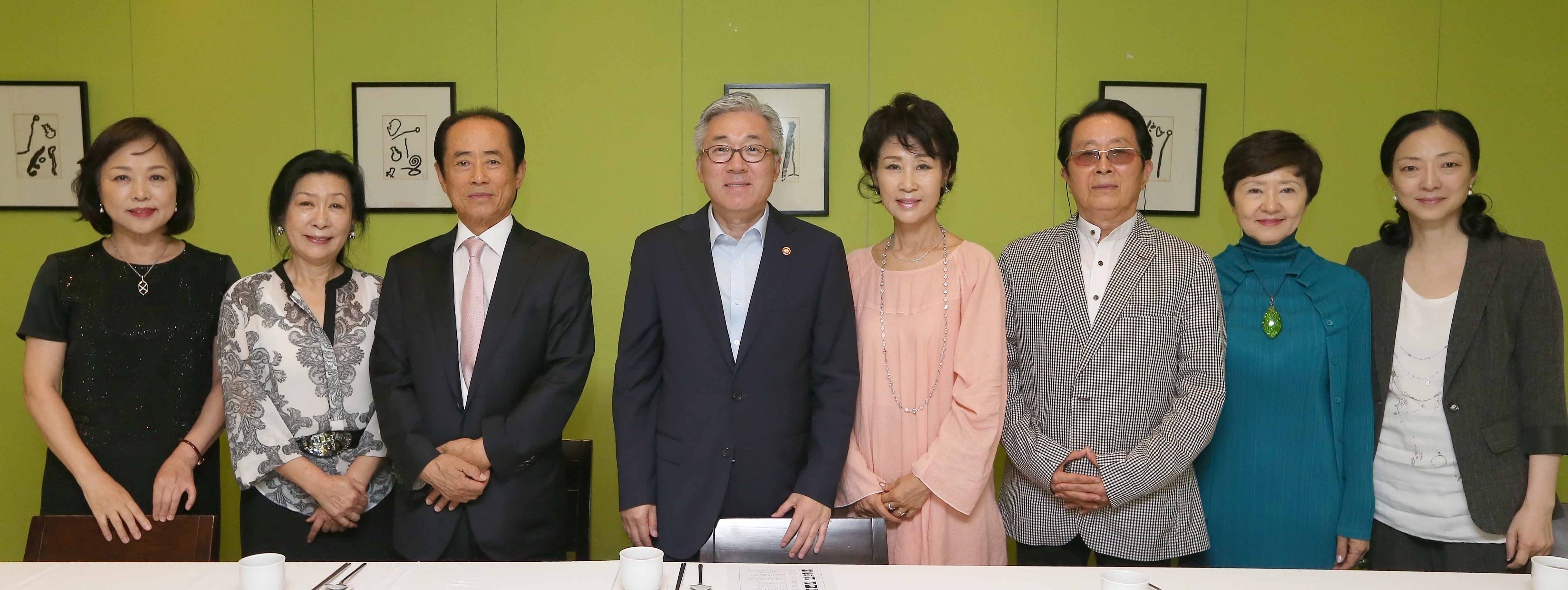 문체부, 무용 장르별 주요 인사들과의 간담회 기념촬영