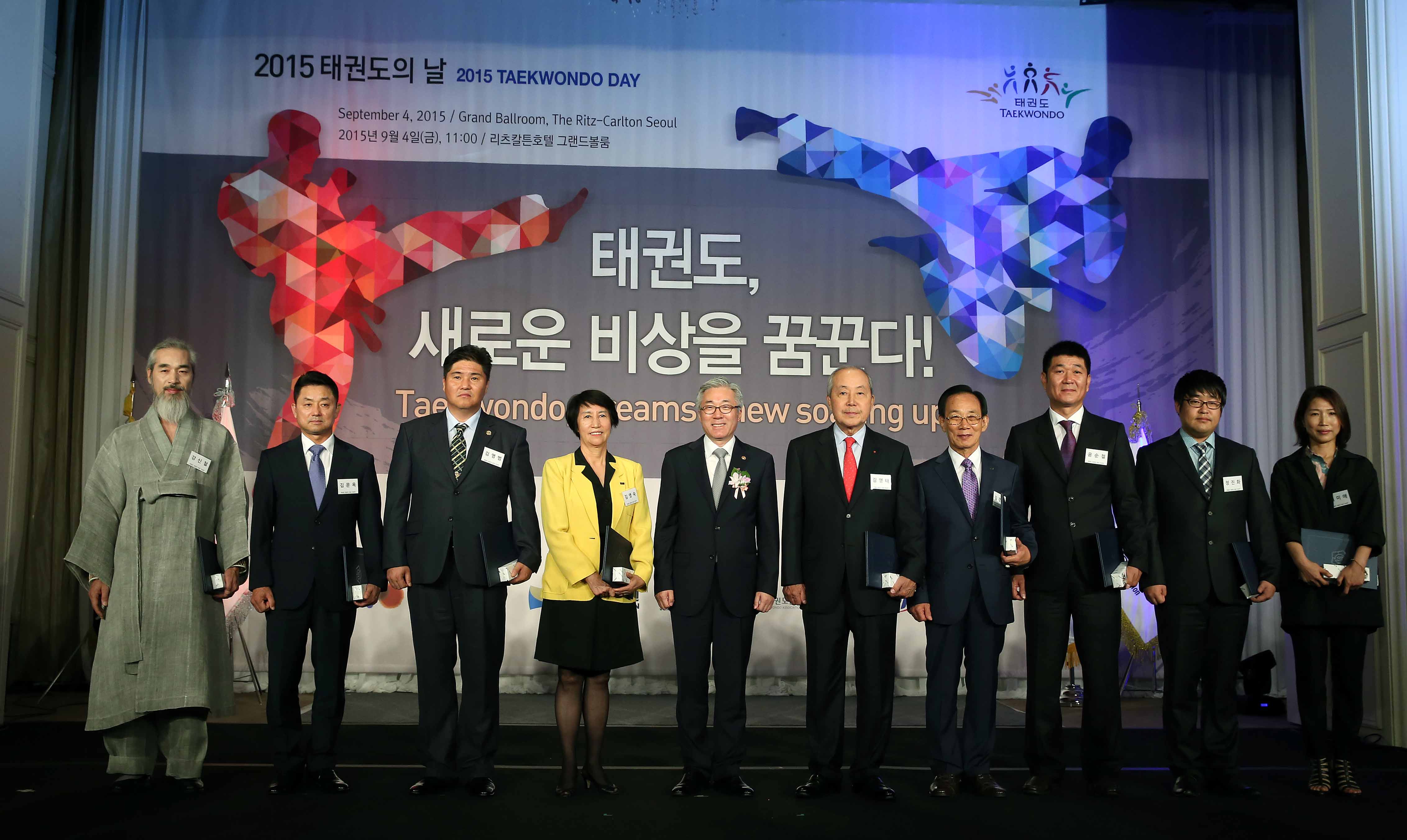 유공자들에게 표창 수여식