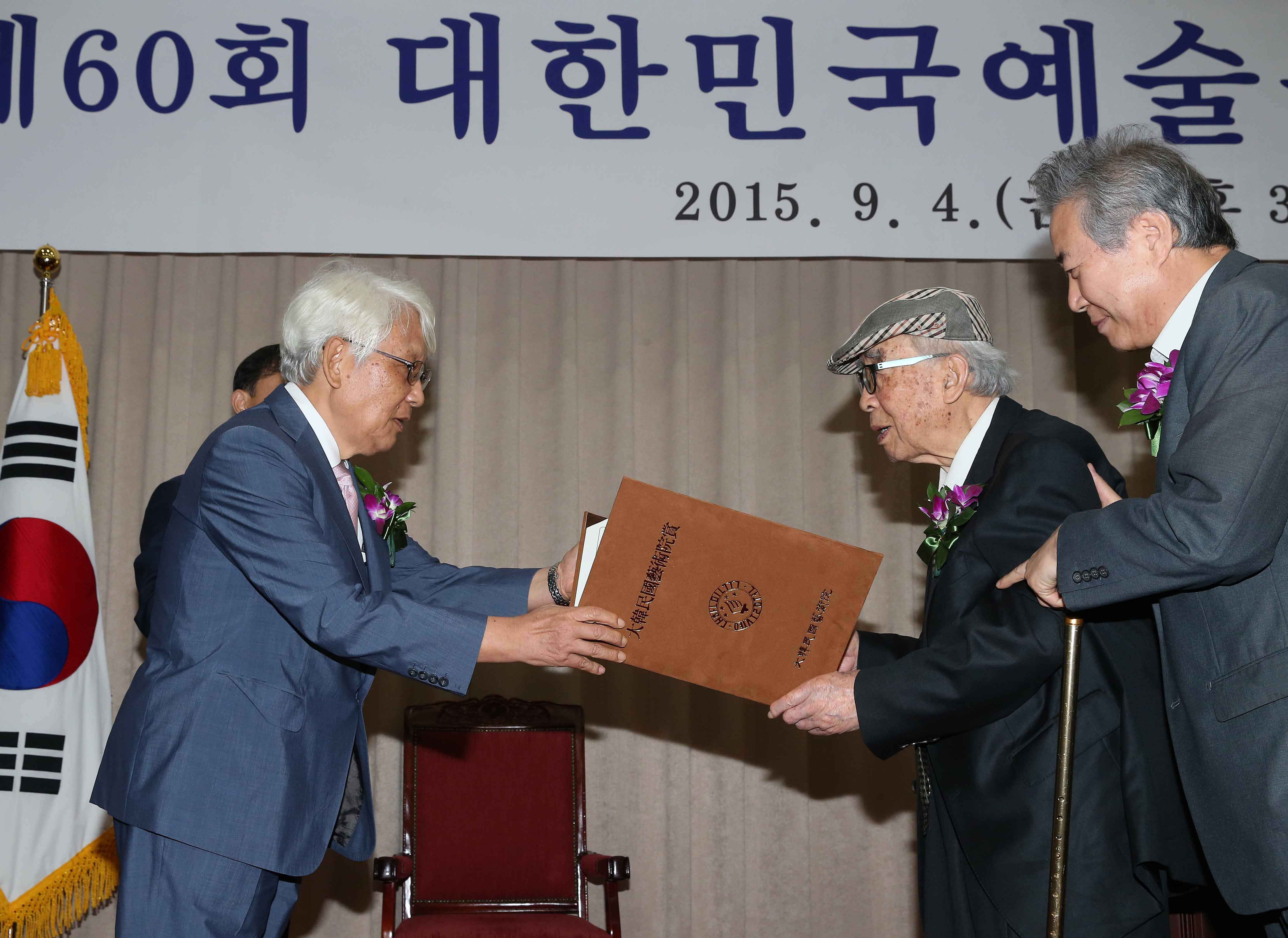 시인 황금찬씨에게 상장을 수여하는 모습