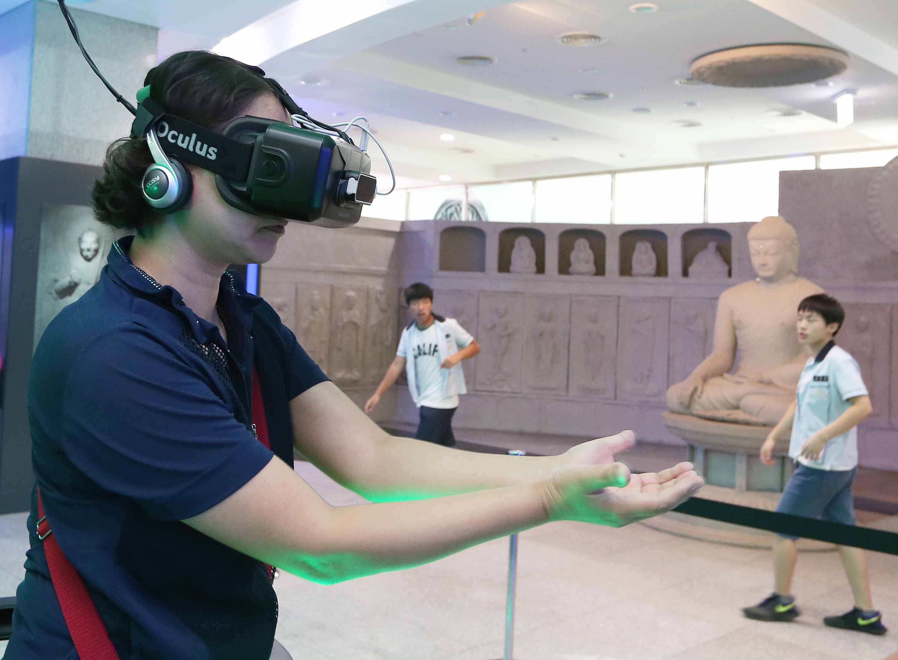 석굴암 HMD(머리에 쓰는 디스플레이) 트래블 체험관은 정보통신기술(ICT)을 접목해 석굴암을 생생하게 체험하는 모습