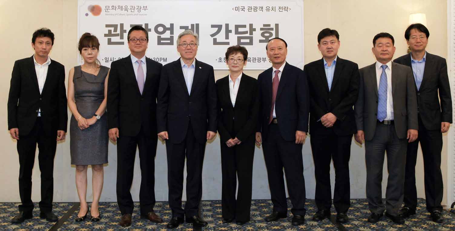 LA서, 현지 문화콘텐츠 및 관광업계 관계자들과 기념촬영