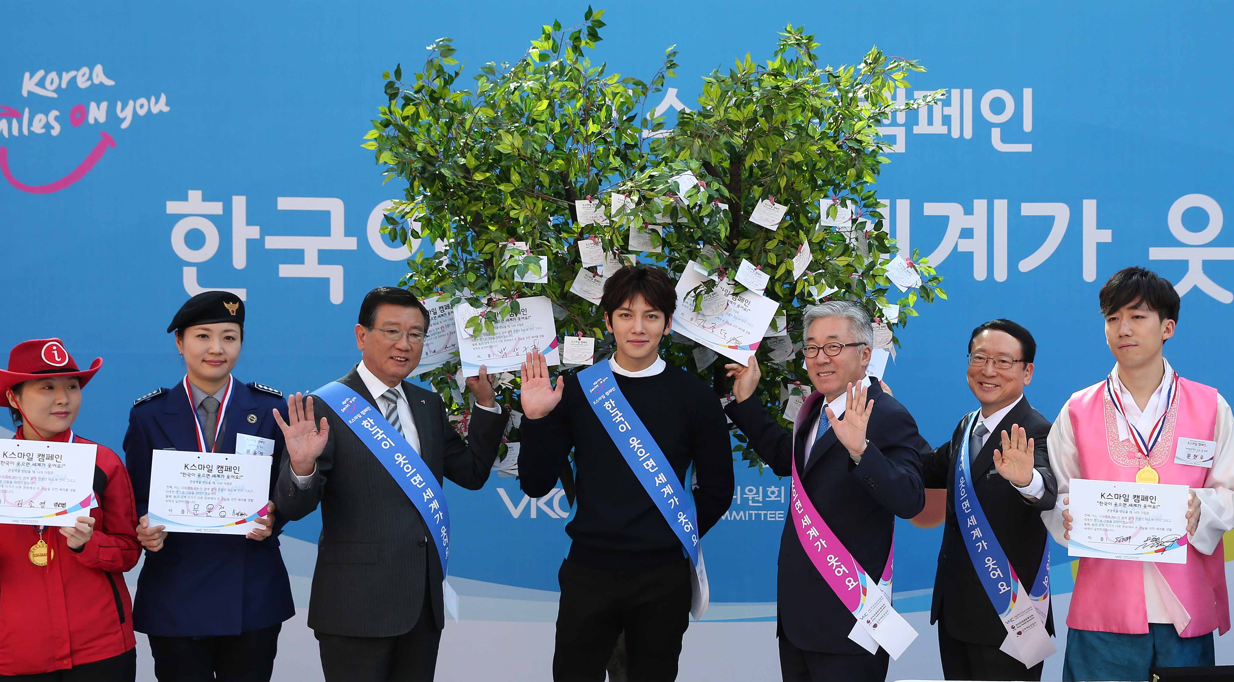 "한국이 웃으면 세계가 웃어요"대표단이 웃으며 손을 흔들고 있다