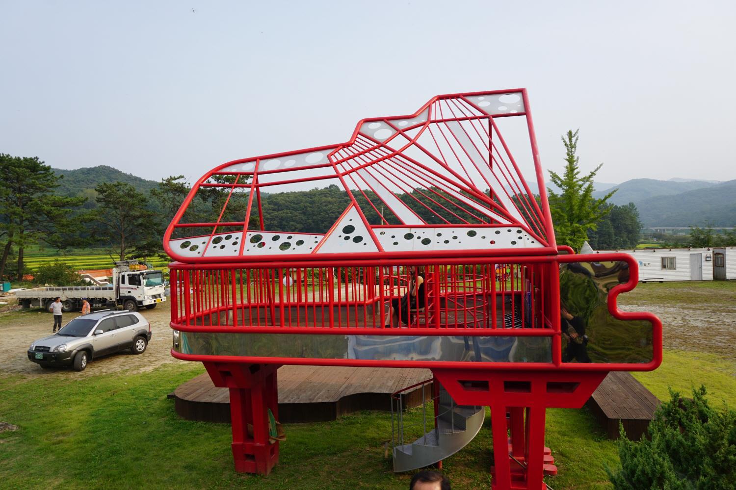 동요학교 운동장 한가운데에 있는 빨간 피아노