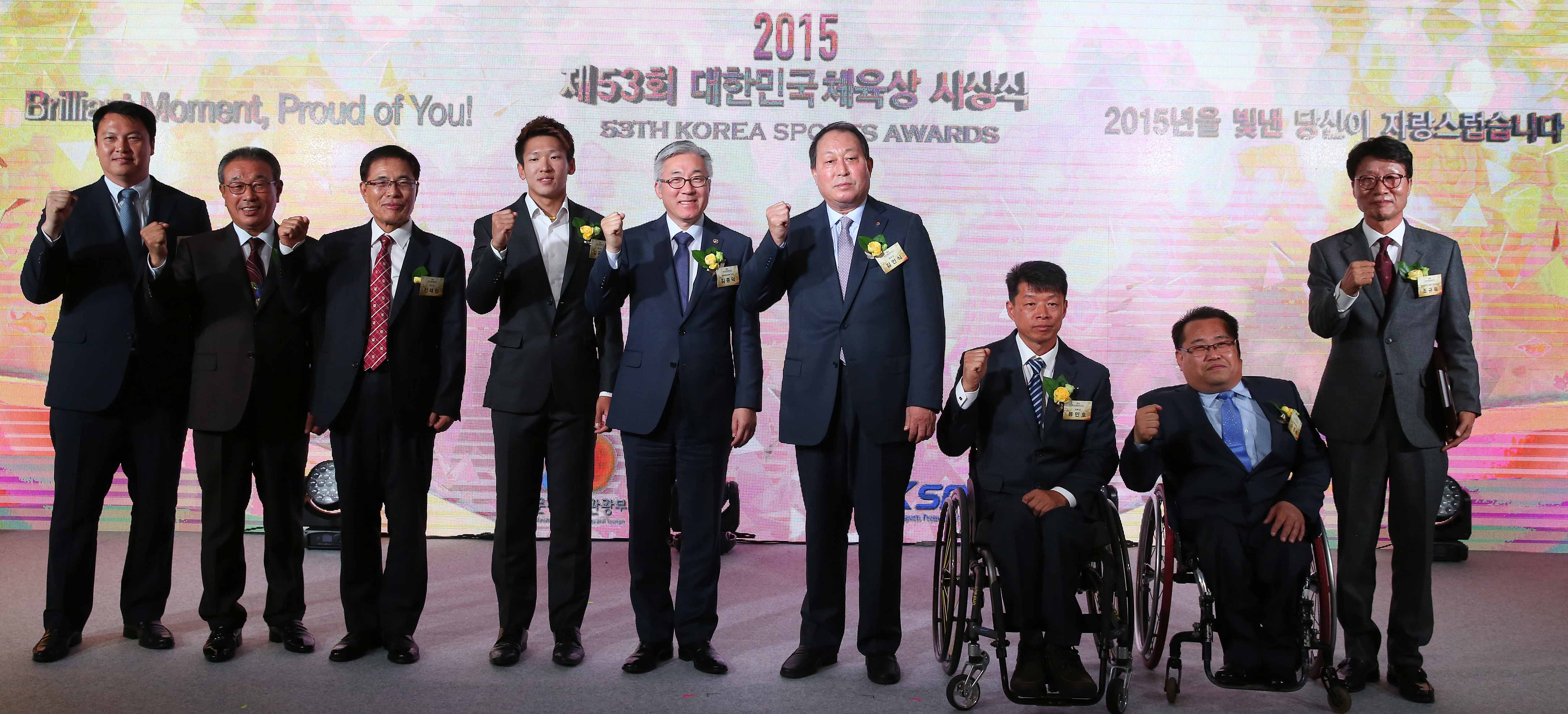 수상을 마친 뒤에 기념촬영을 하고 있다