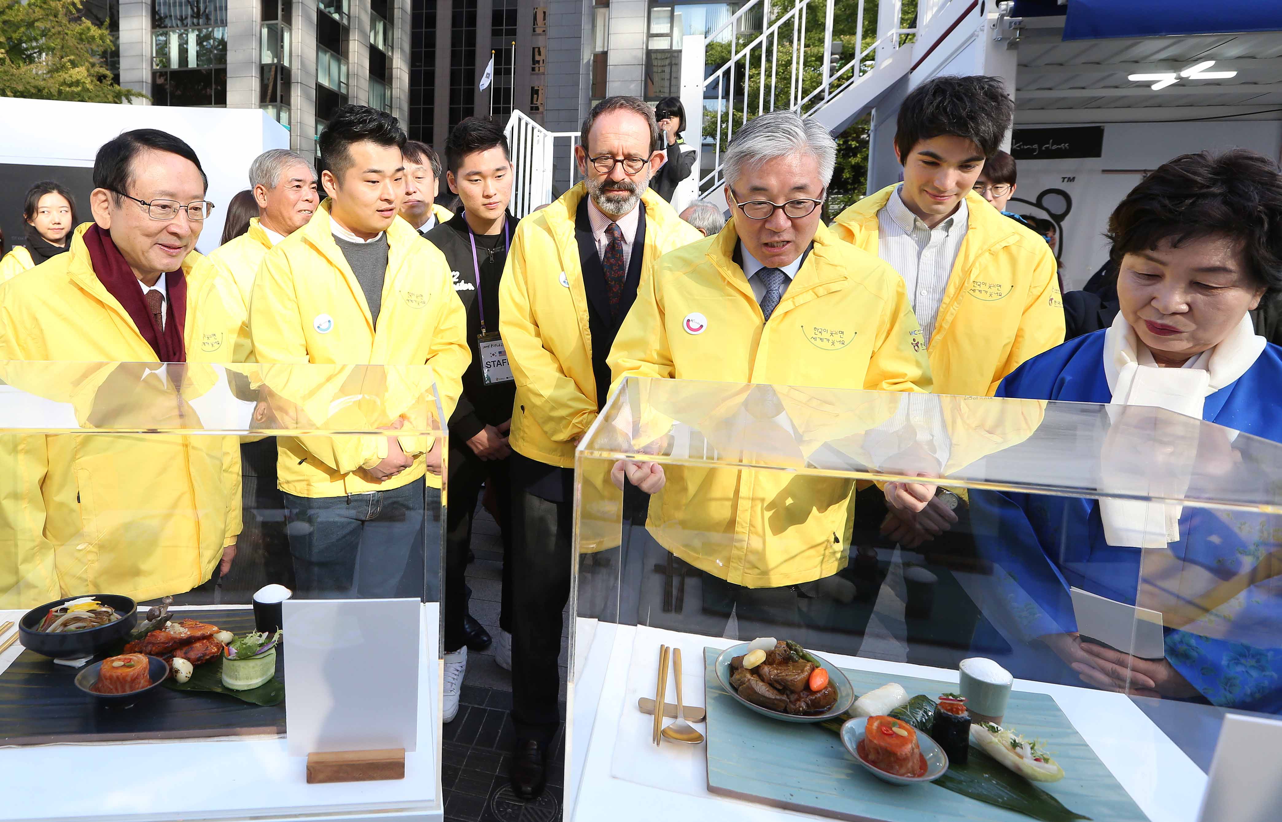 ‘2015 밀라노엑스포’ 한국관에서 선보인 한식도 둘러보고 있다