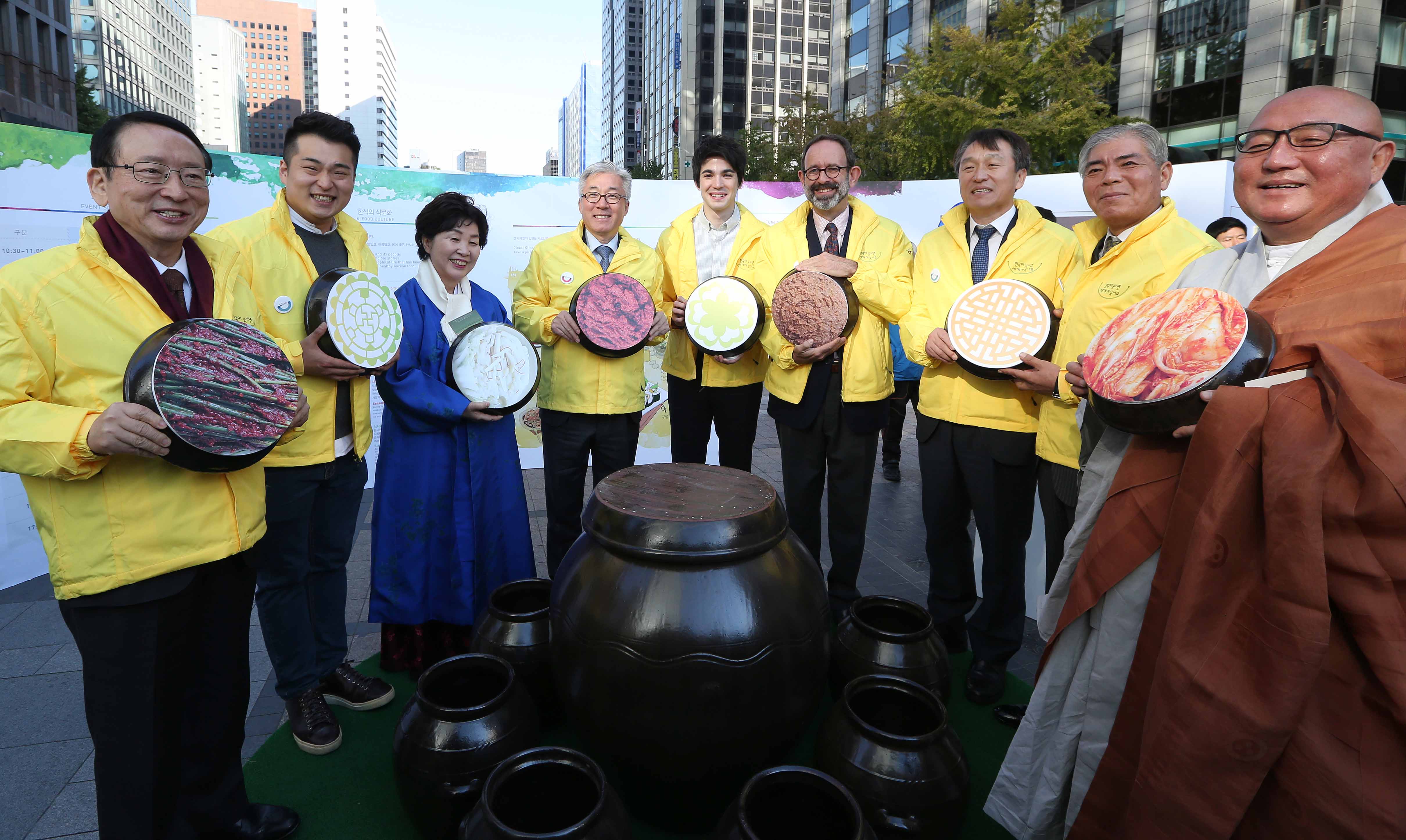 ‘2015 밀라노엑스포’ 한국관에서 선보인 개막 퍼포먼스도 하며 기념촬영