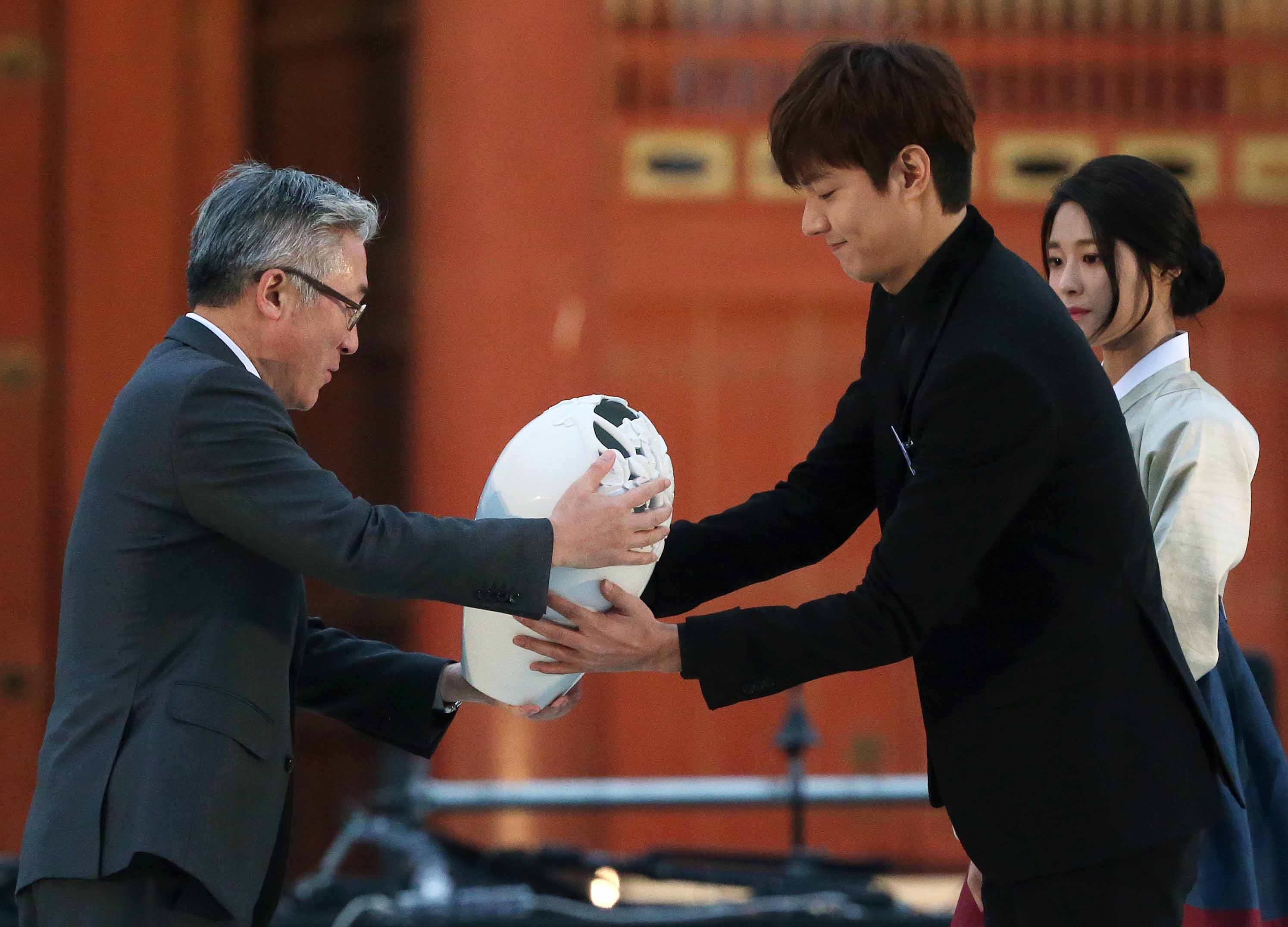 김종덕 문화체육관광부 장관이 ‘2016-2018 한국 방문의 해’ 홍보대사인 이민호 씨와 설현 씨에게 위촉패 수여