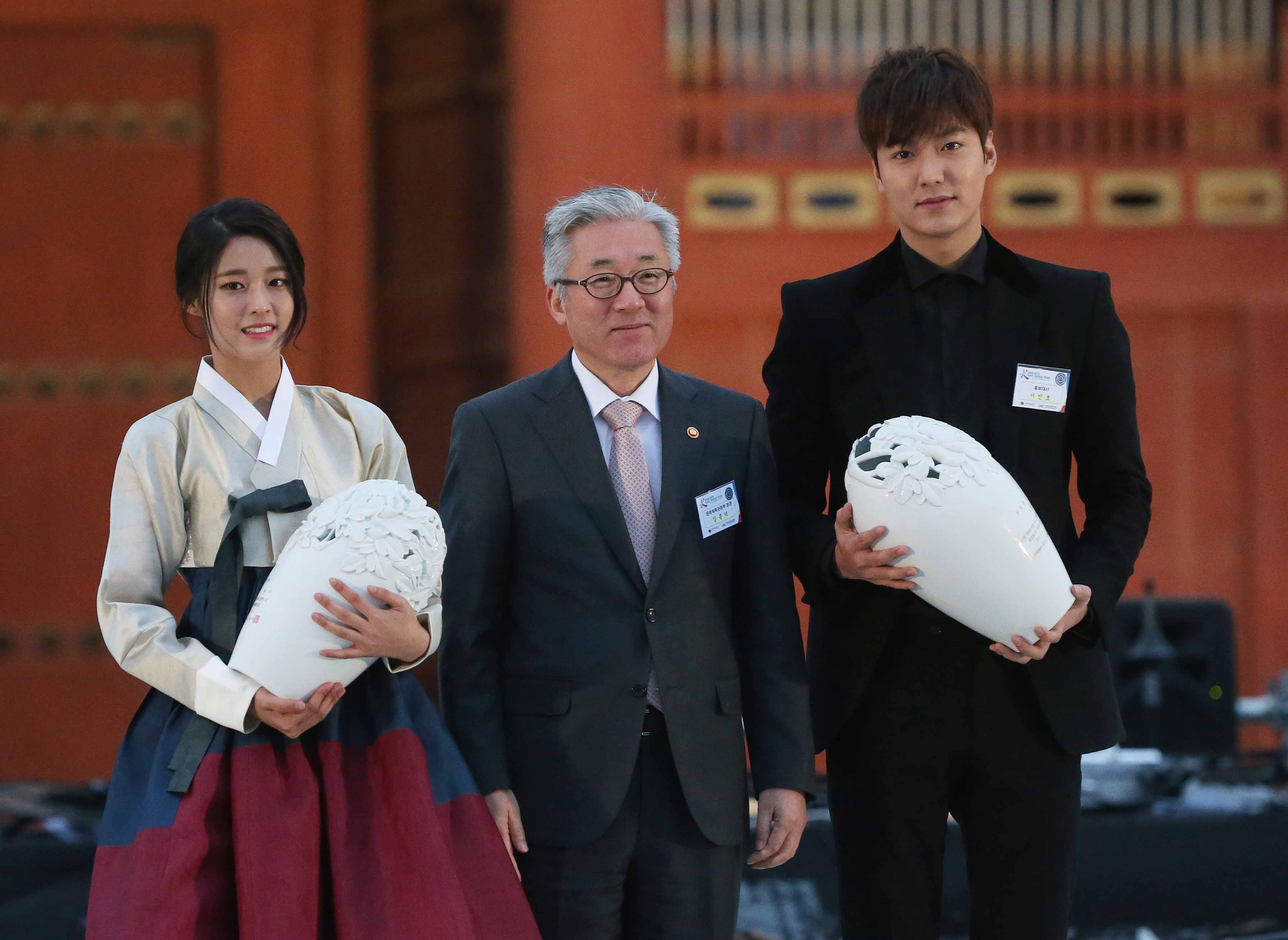 홍보대사인 이민호씨와 설현씨에게 위촉패 수여후 기념촬영