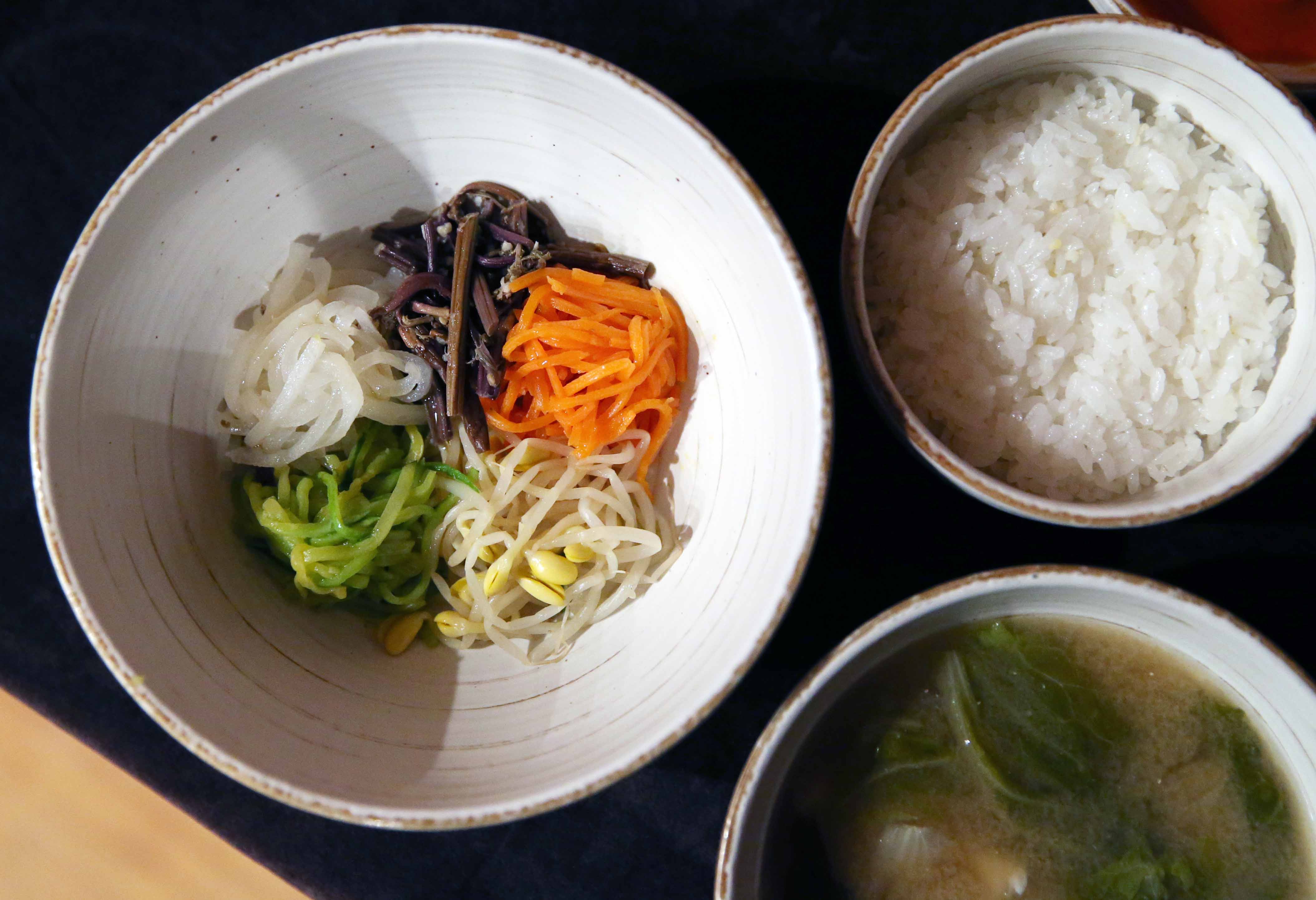 송이와 한우 꽃등심 구이, 참기름에 볶은 전복, 비빔밥 등 13가지 음식