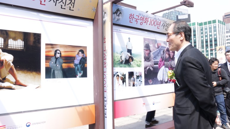 한국영화 100선을 관람하는 배창호 영화감독