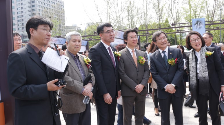 한국영상자료원 조준형 한국영화사연구소장(맨 왼쪽)의 설명을 듣는 내빈