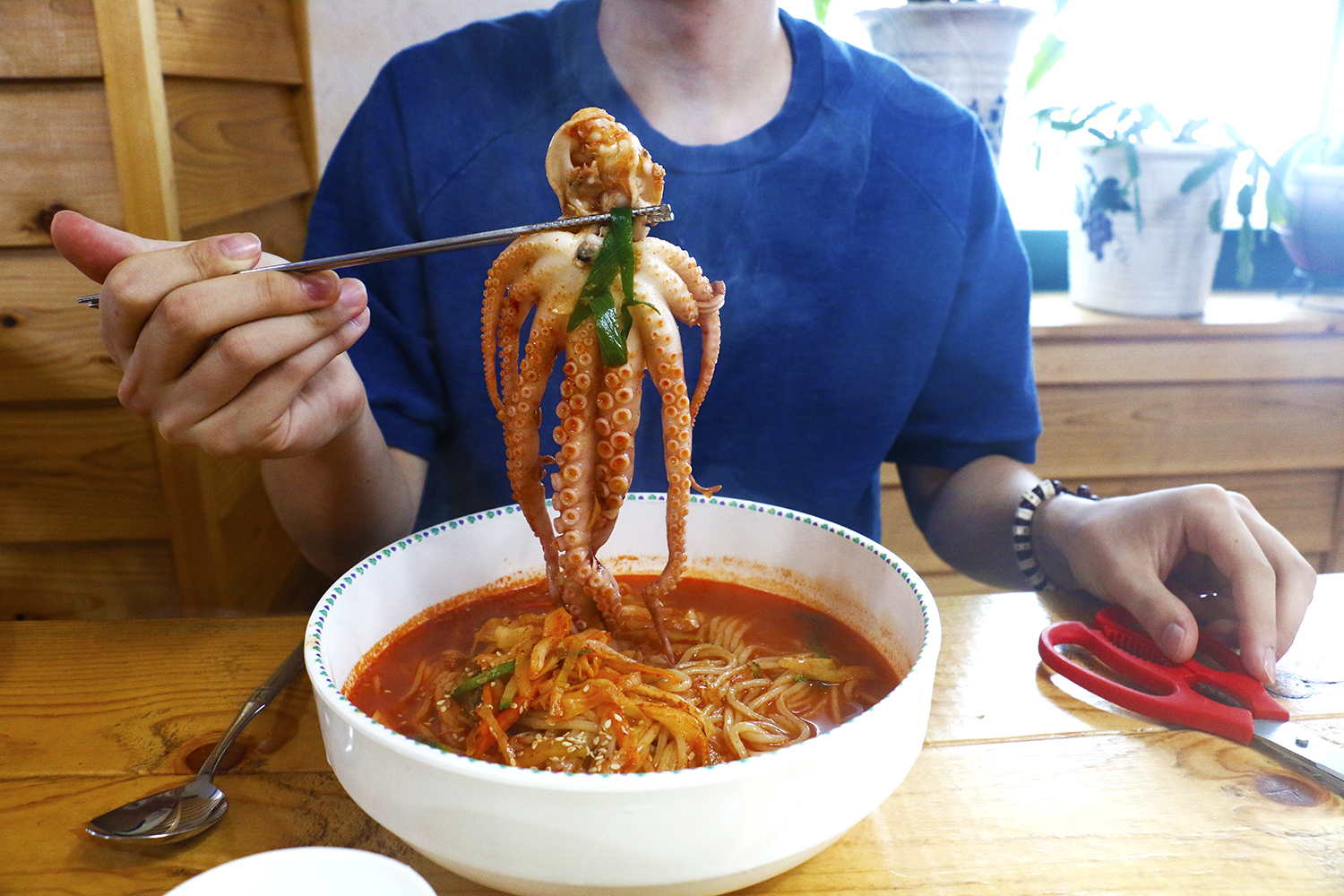 큰 주꾸미 한 마리가 들어간 짬뽕.