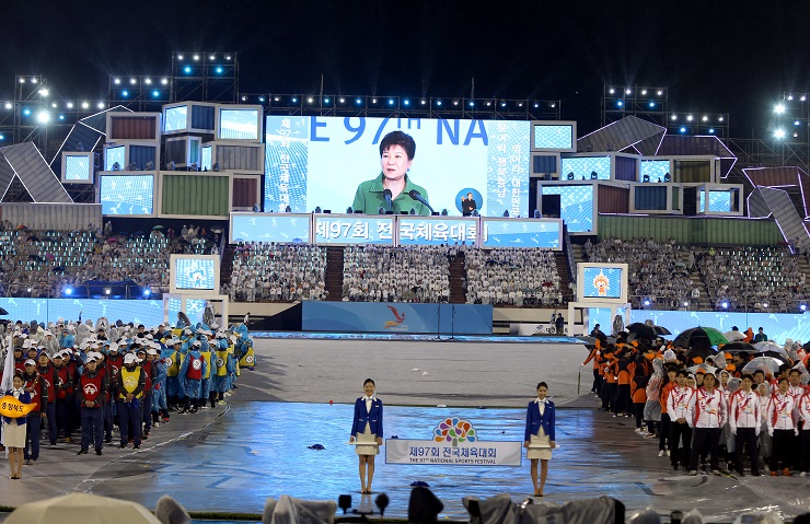 박근혜 대통령이 전국체전 개막식에서 기념사를 전하고 있다