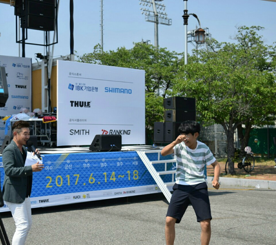 경품을 타기 위해 춤을 추는 관객