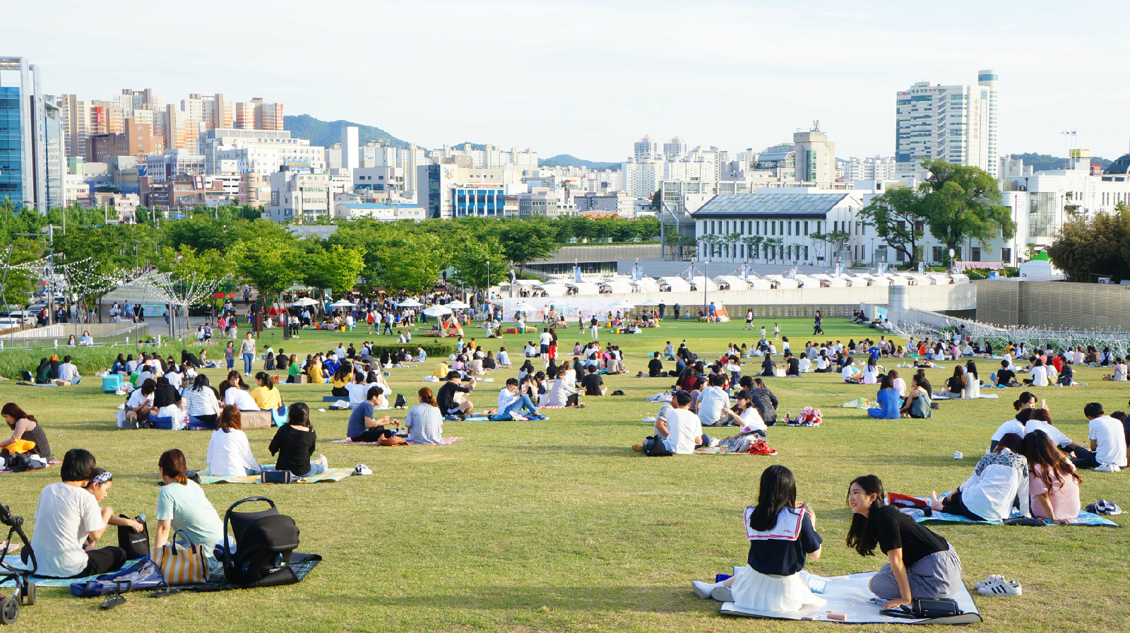 피크닉을 즐기는 사람들