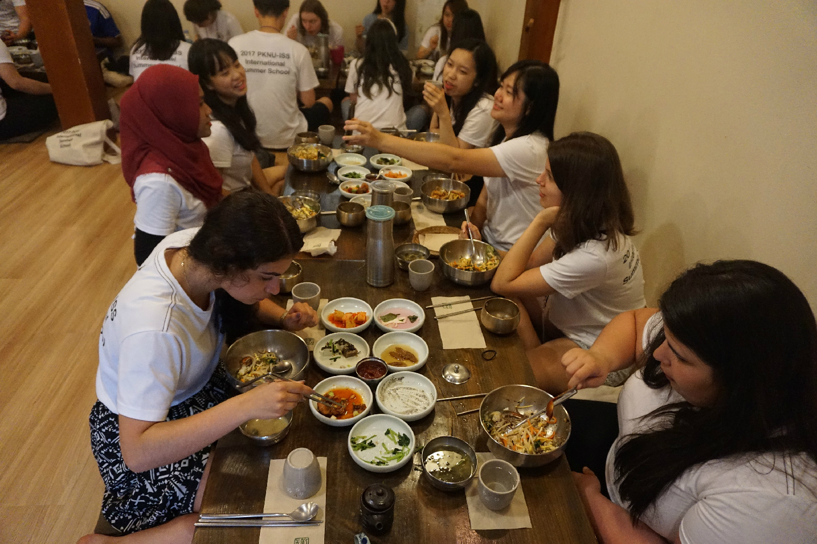 비빔밥을 먹고 있는 외국인 학생들