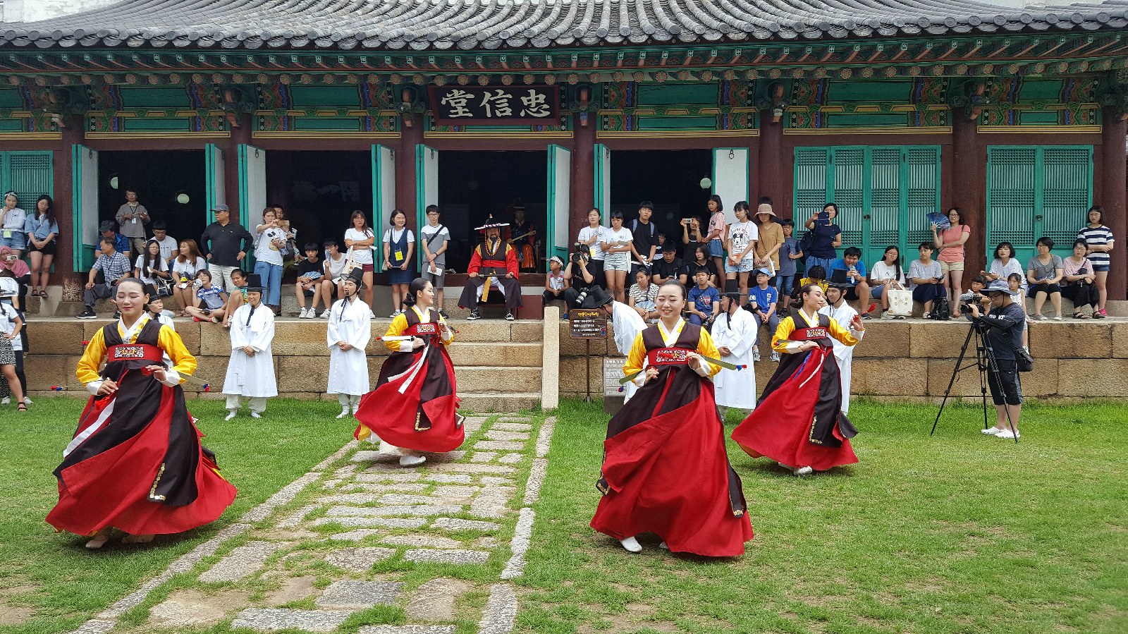 연극 모습 중 전통춤