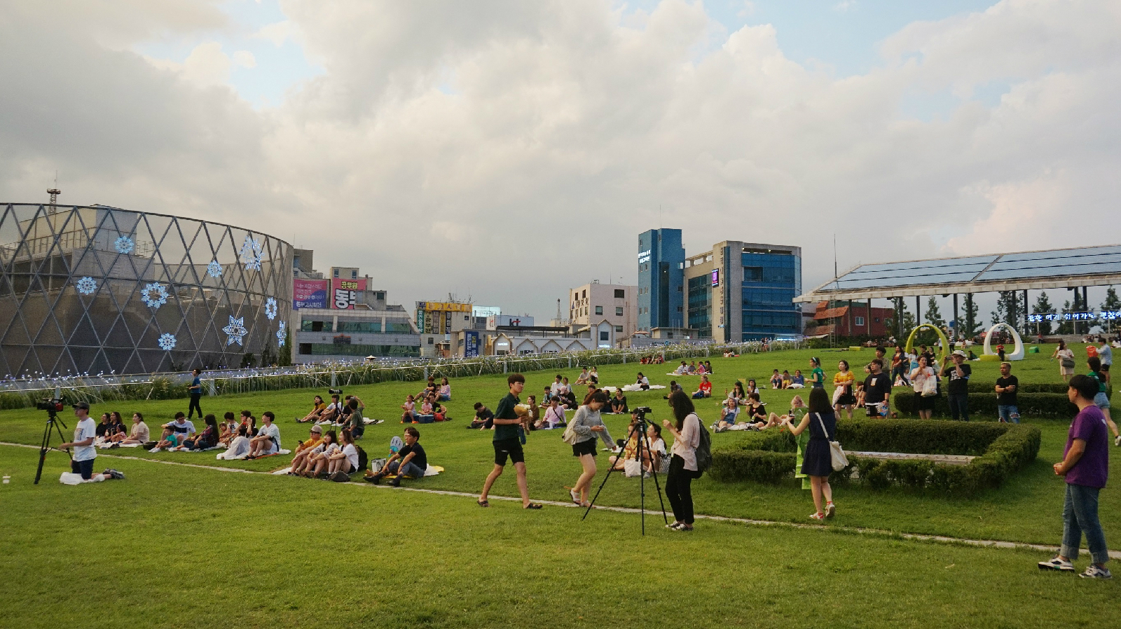 남녀노소 불문하고 많은 사람들이 방문했다