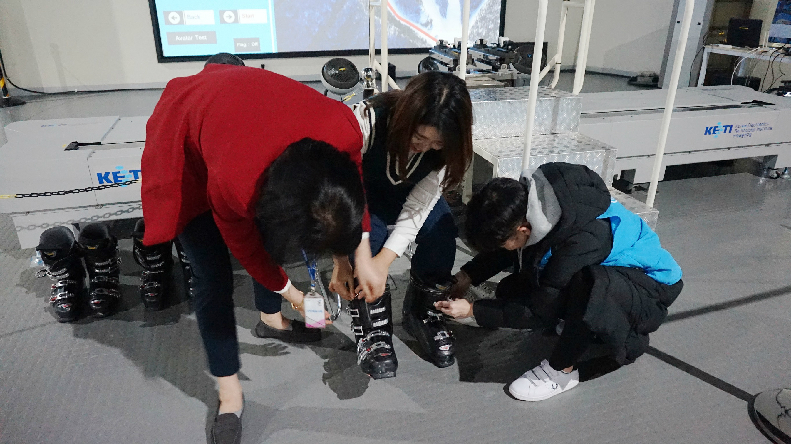 스크린스키 체험을 준비하는 관람객