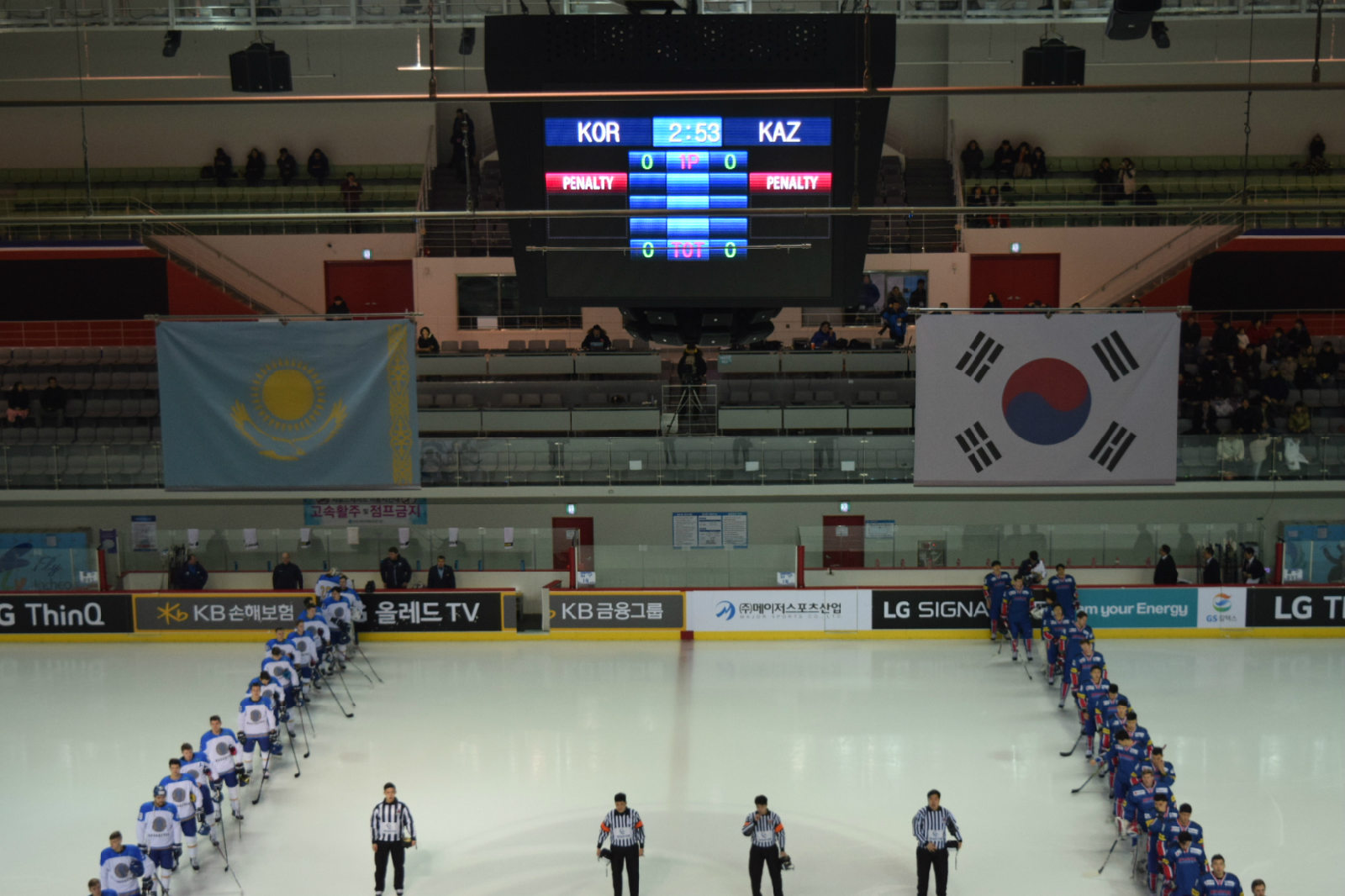 국기 앞에 선 국가대표