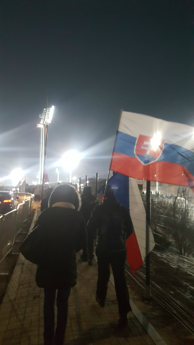 슬로바키아와 체코의 국기를 흔들며 입장하는 관중. 마주치는 모든 사람들을 보며 인사를 하는 등 상당히 신나보였다.