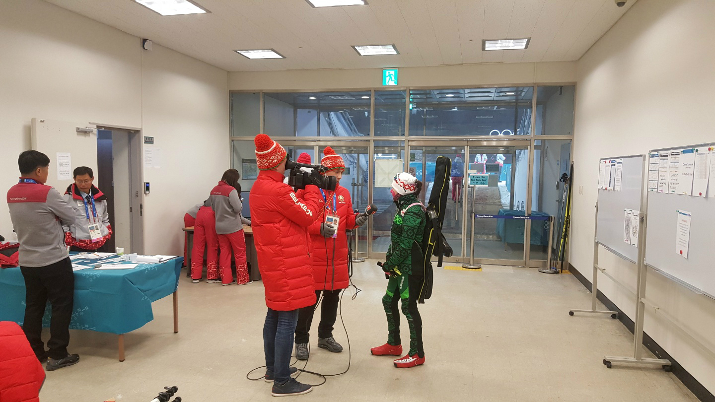 경기 전 인터뷰를 하고 있는 벨라루스 선수와 기자들