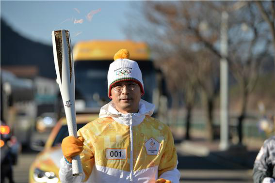 성화봉송을 하는 김호엽 감독의 모습