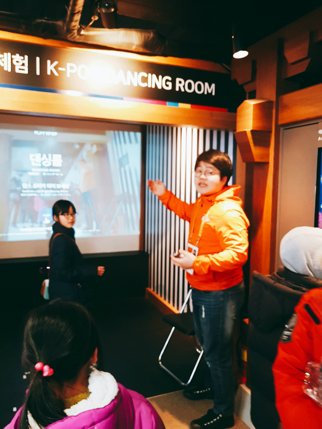케이팝(K-POP)을 설명중인 홍보관 직원