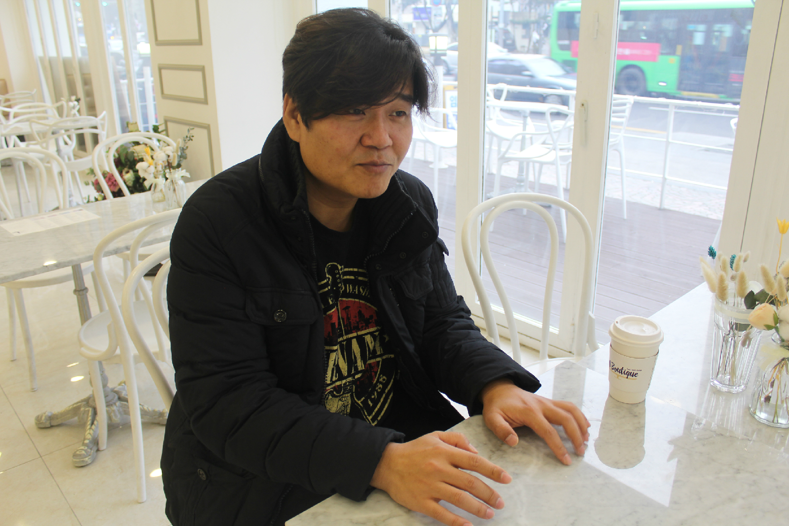 영화 제작 전반에 대한 이야기를 하고 있는 김경만 감독