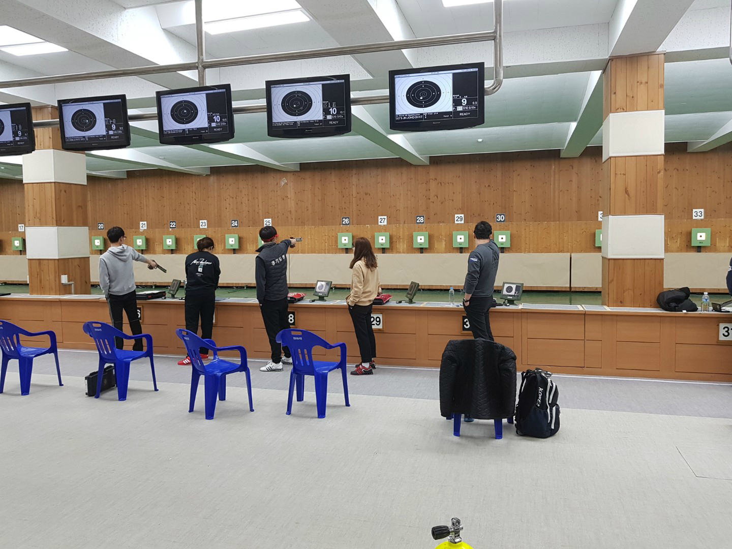 10미터 공기권총 시합중인 선수들