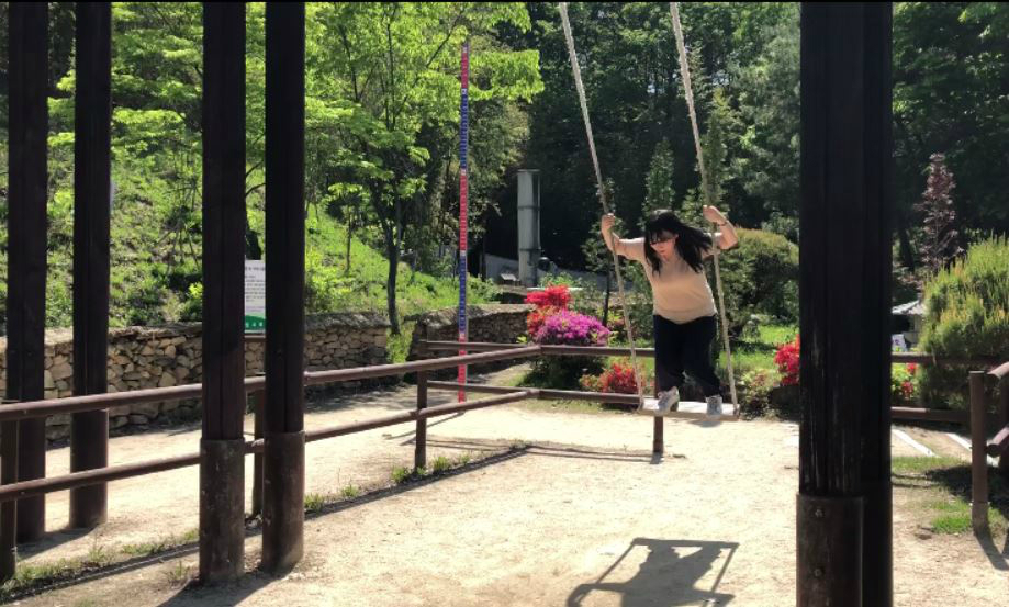 전통 그네를 체험하고 있는 관광객