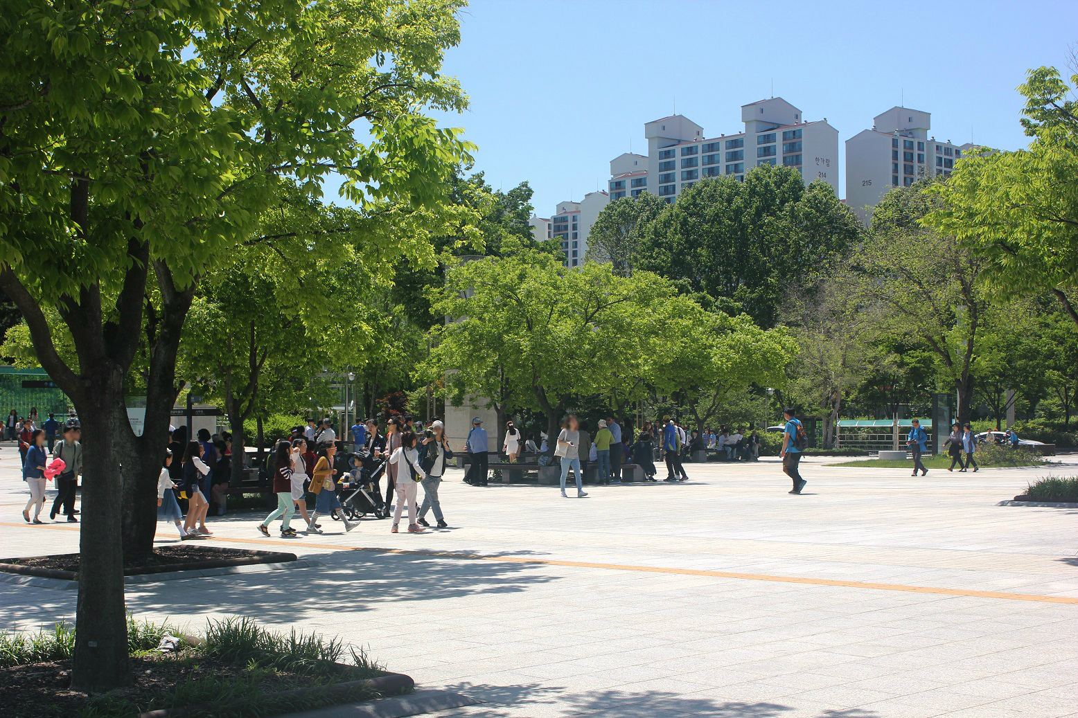 국립중앙박물관과 연결된 이촌역 앞 공원