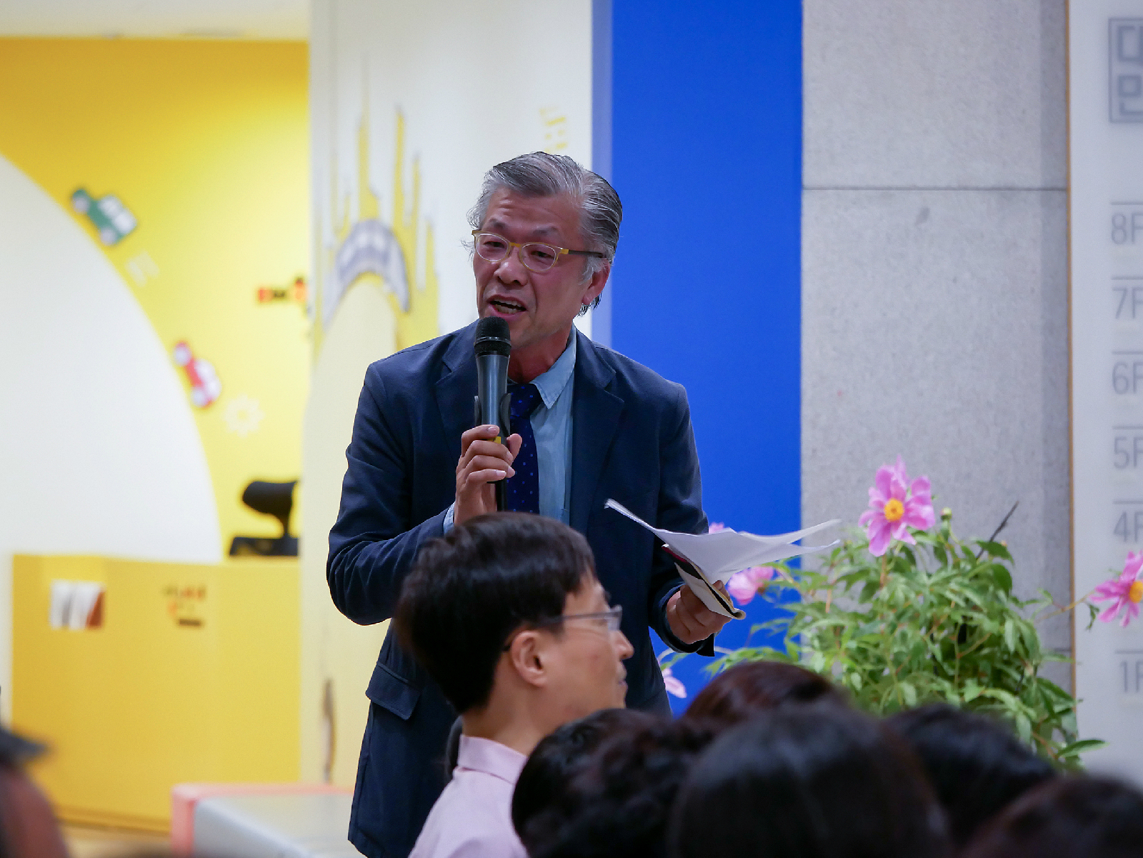 설명하고 있는 서울오페라앙상블 장수동 예술감독 